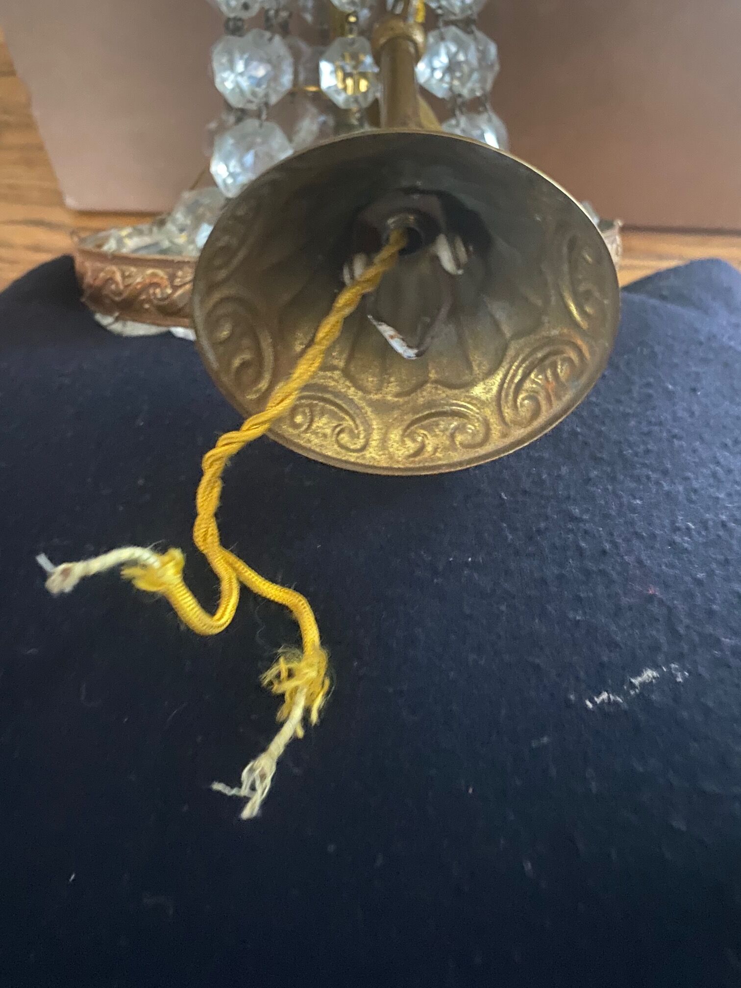 Chandelier suspension balloon with tassels