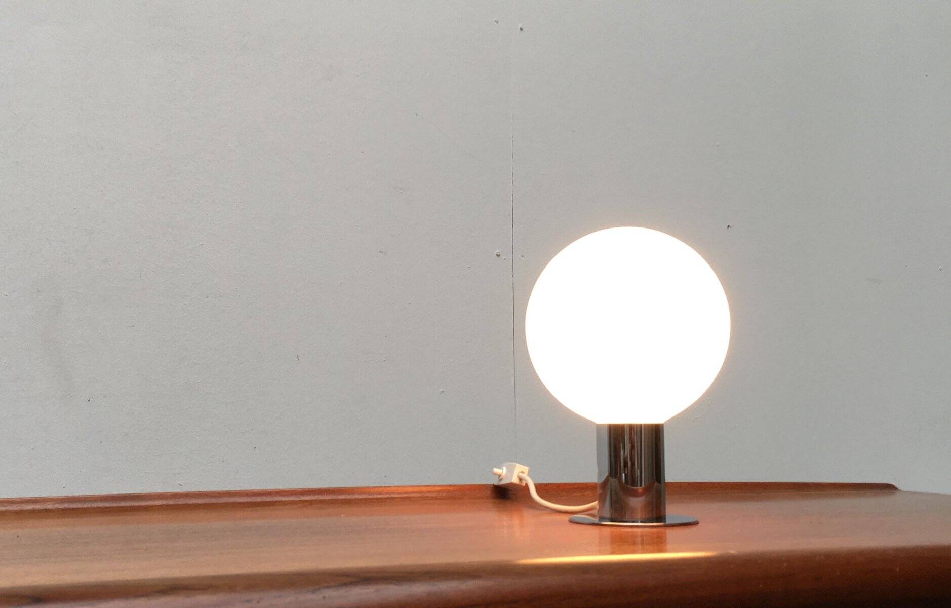 Lampe de table en chrome et verre de l'ère spatiale du milieu du siècle