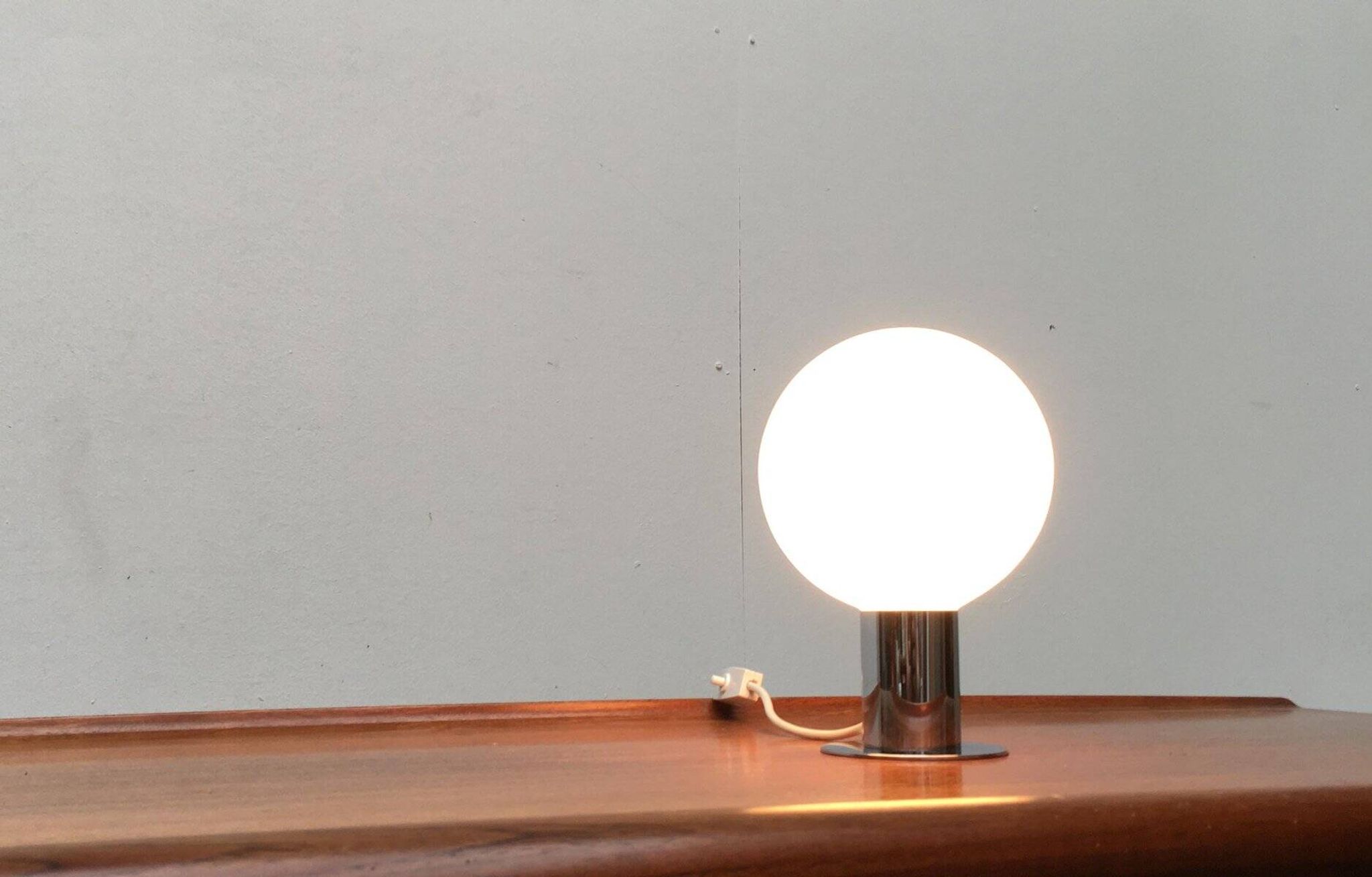 Lampe de table en chrome et verre de l'ère spatiale du milieu du siècle