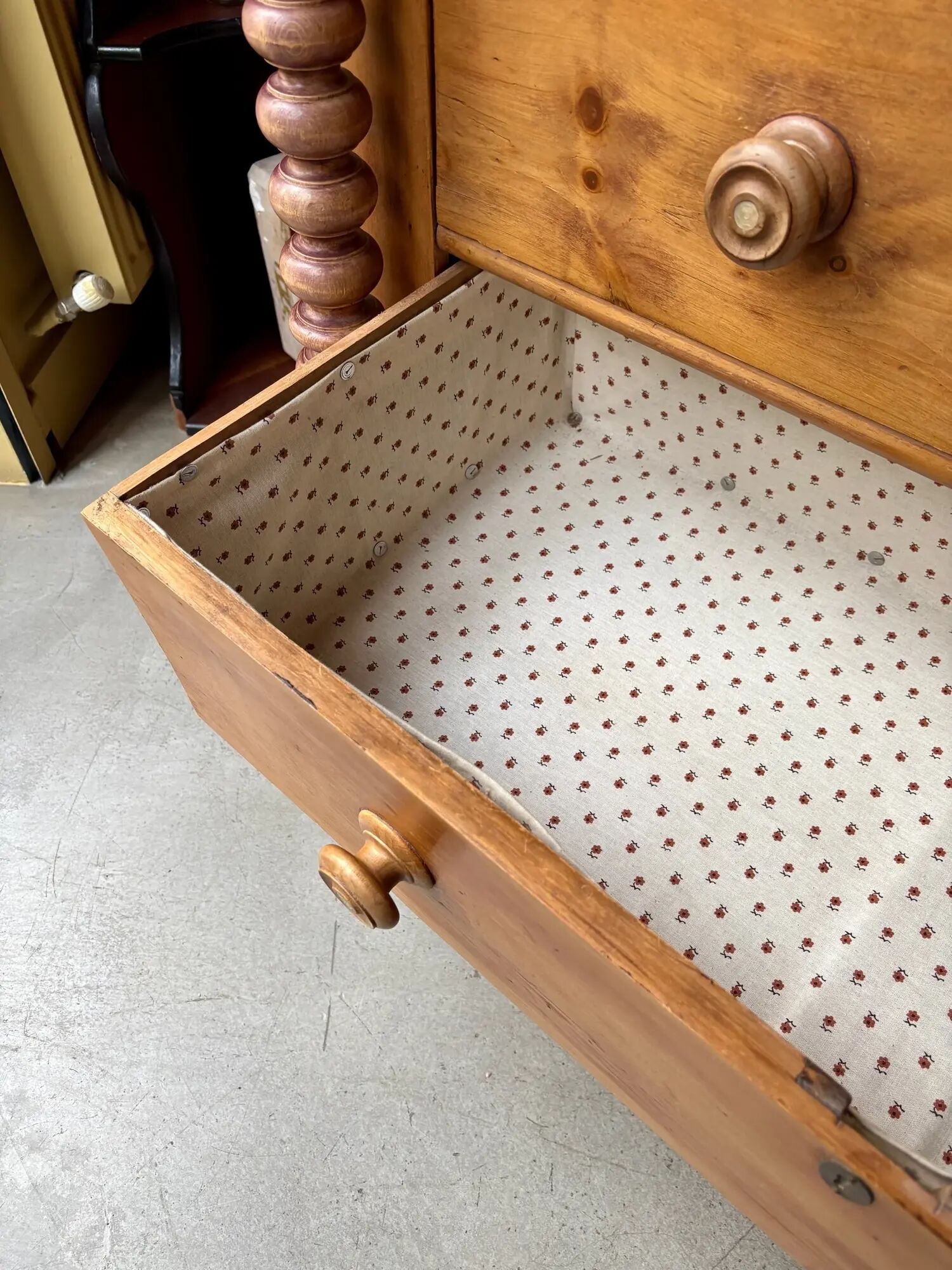Support furniture, 6-drawer chest in turned pitch pine.