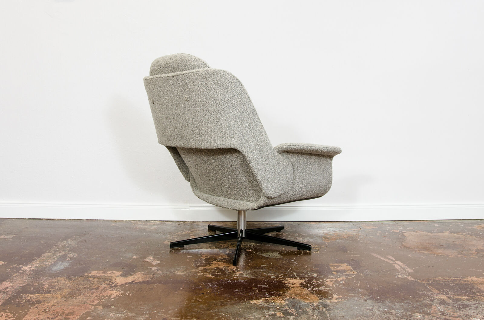 B7041 Armchair in Grey Boucle from Zakłady Przemysłu Meblarskiego Radomsko, 1970s