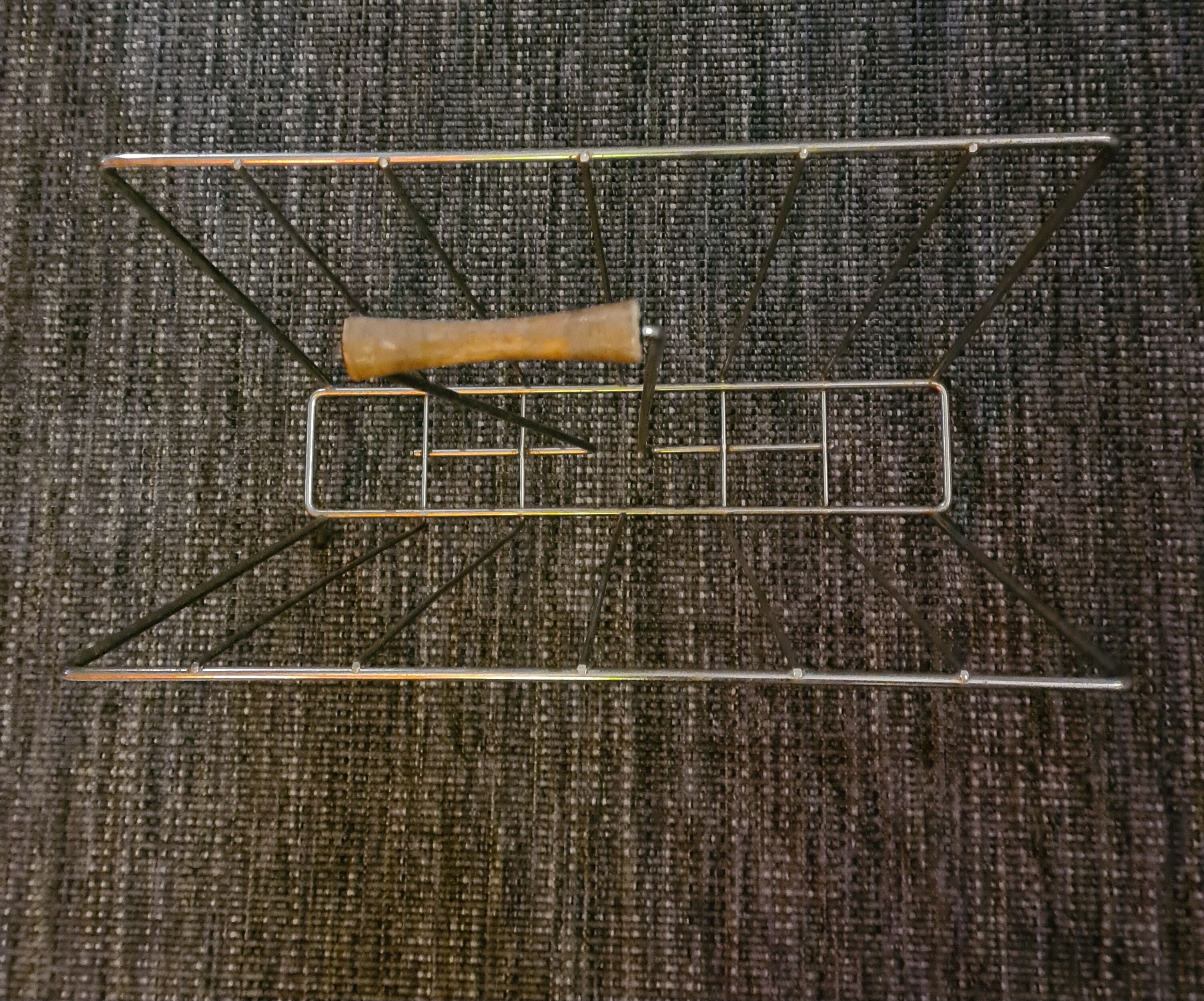 Metal magazine holders: from the 50s/60s