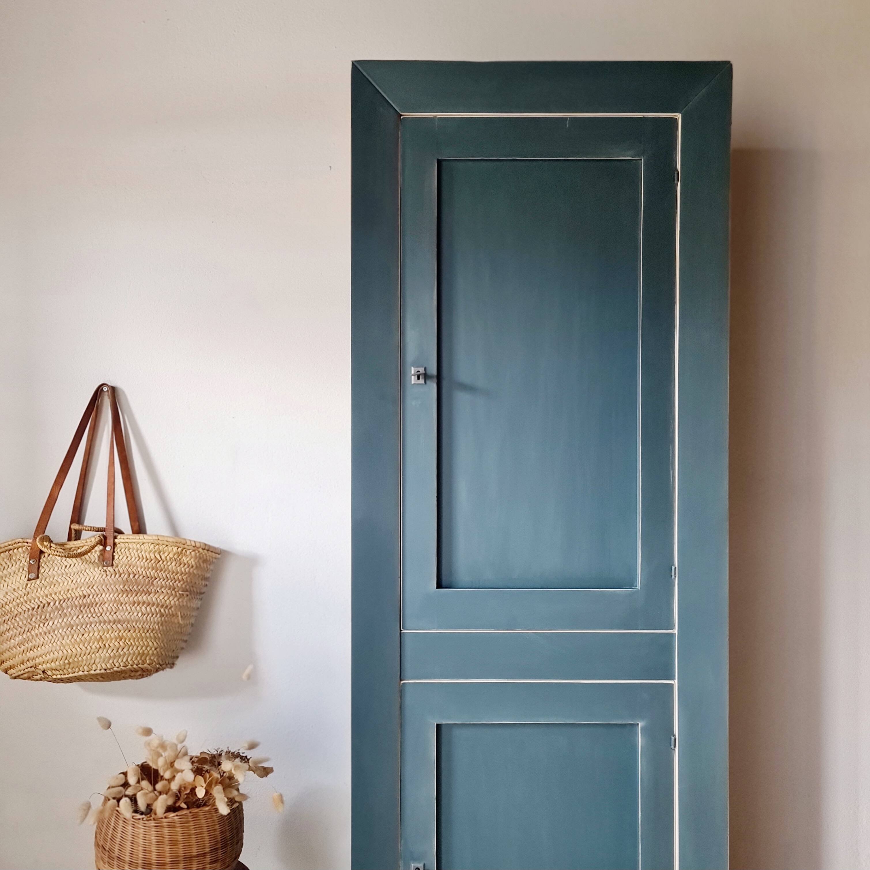 Armoire type parisienne haute étroite – Bleu Paon & Intérieur crème