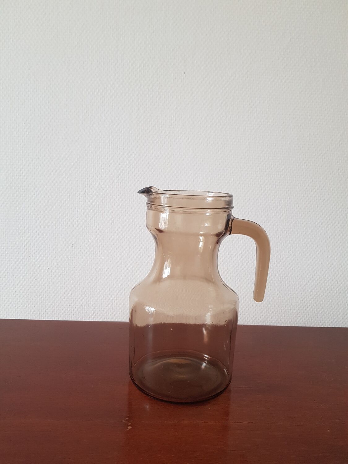 Carafe en verre noir