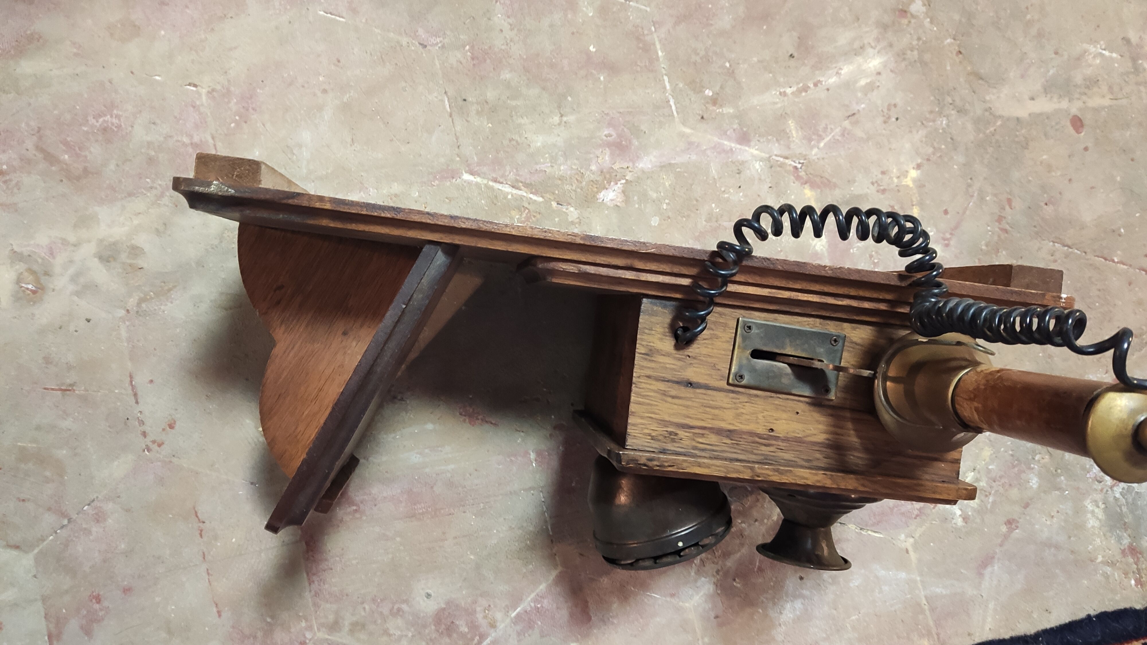 Téléphone décoratif en bois et laiton