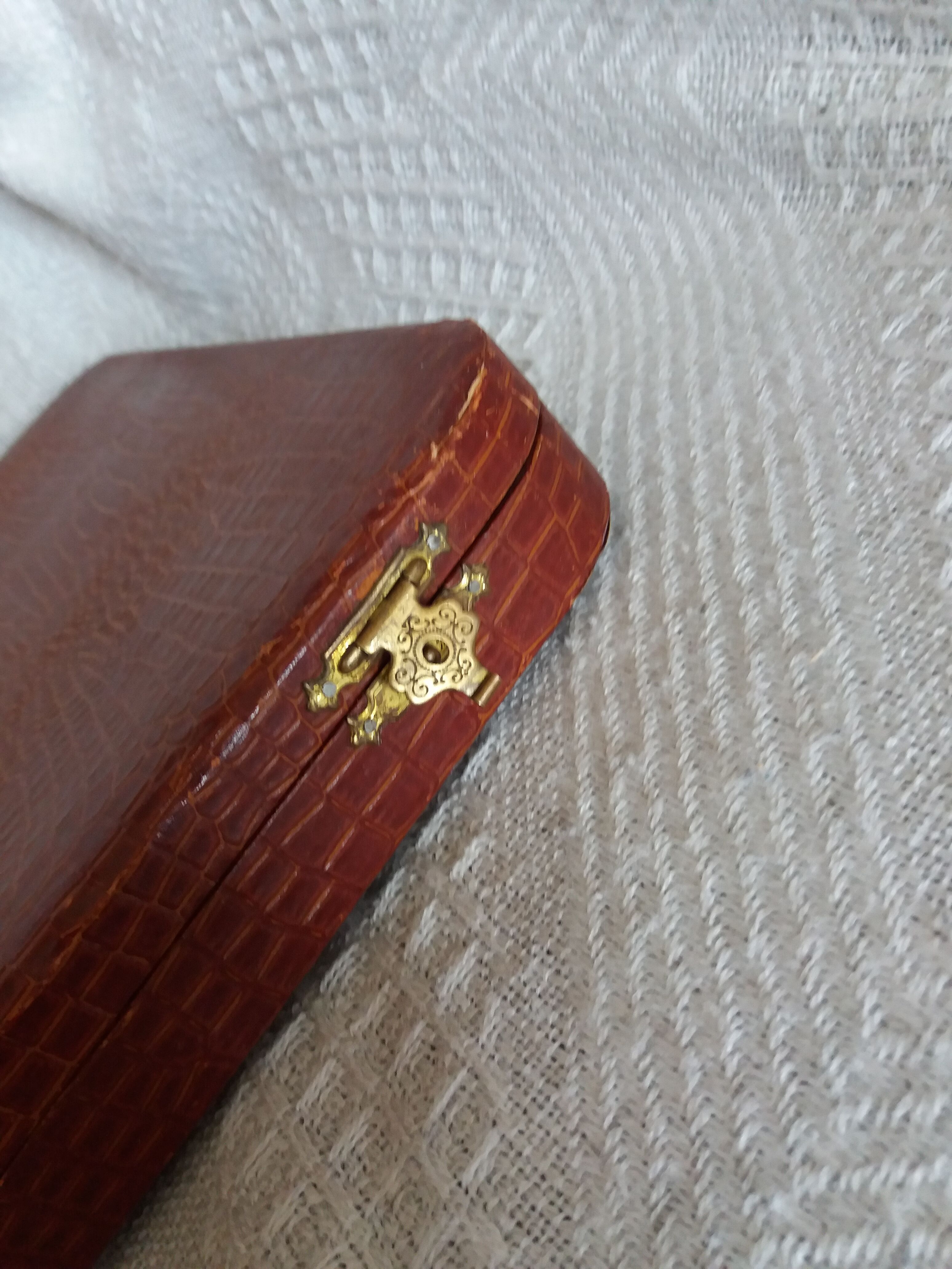 Knives in their snakeskin look box