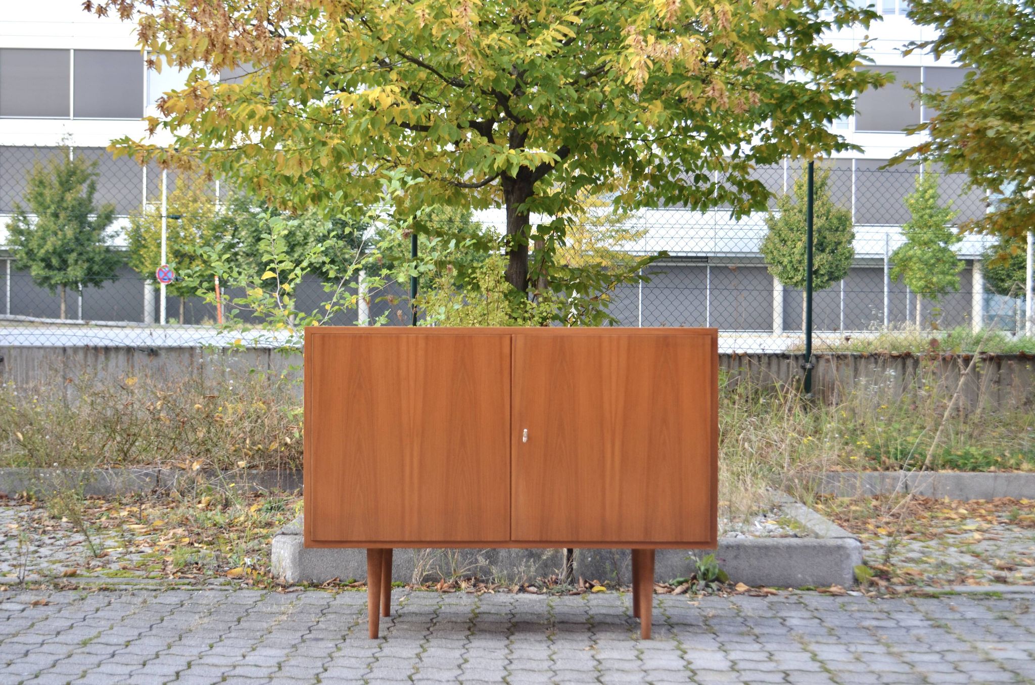 Buffet armoire en noyer