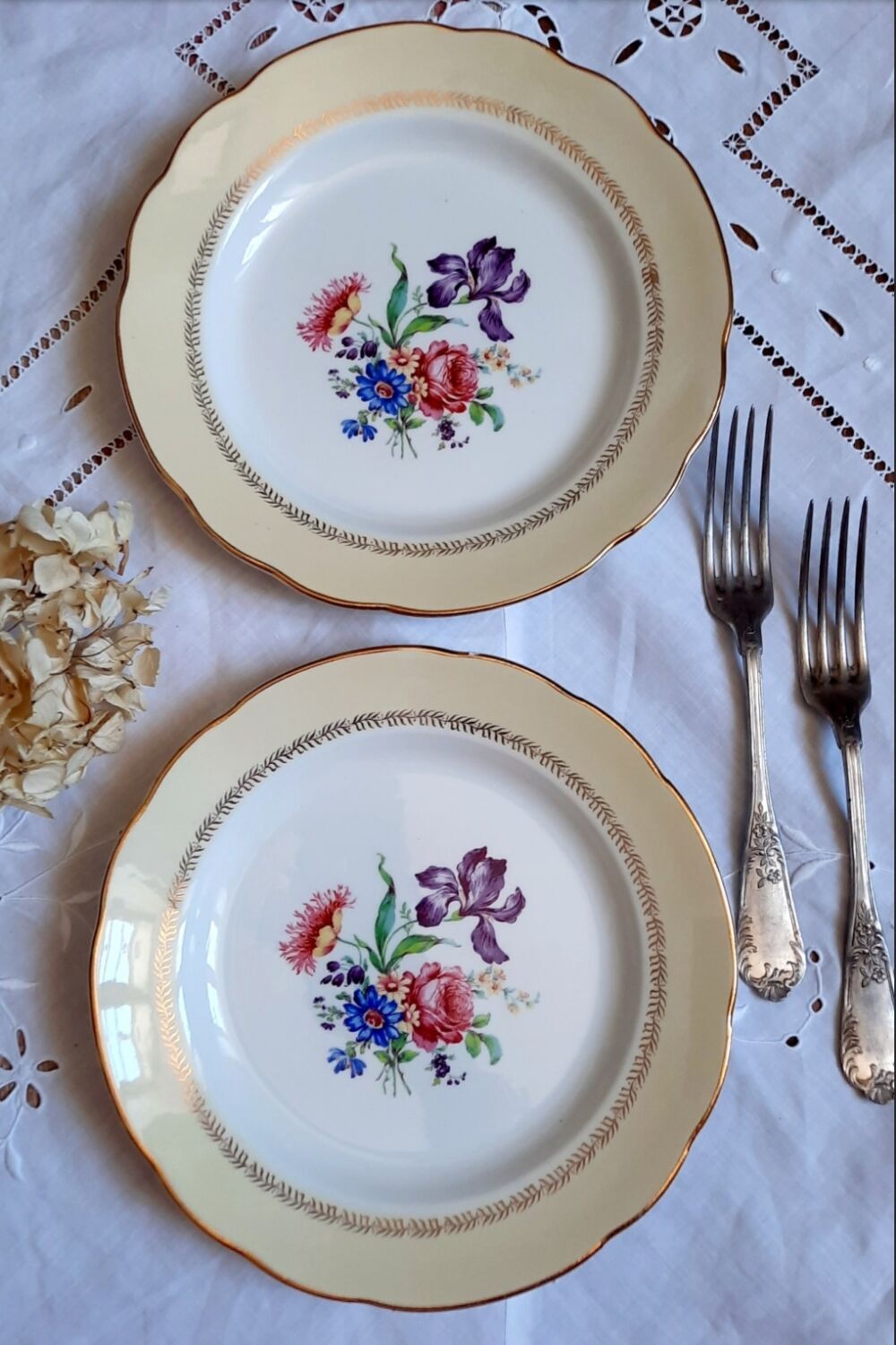 Flat earthenware plates with gilded edges