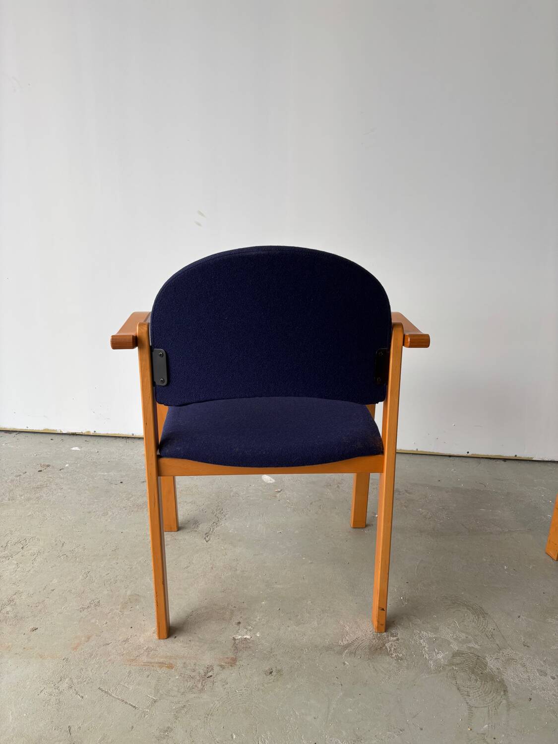 Série de deux chaises empilanle en hêtre courbé style scandinave IKEA