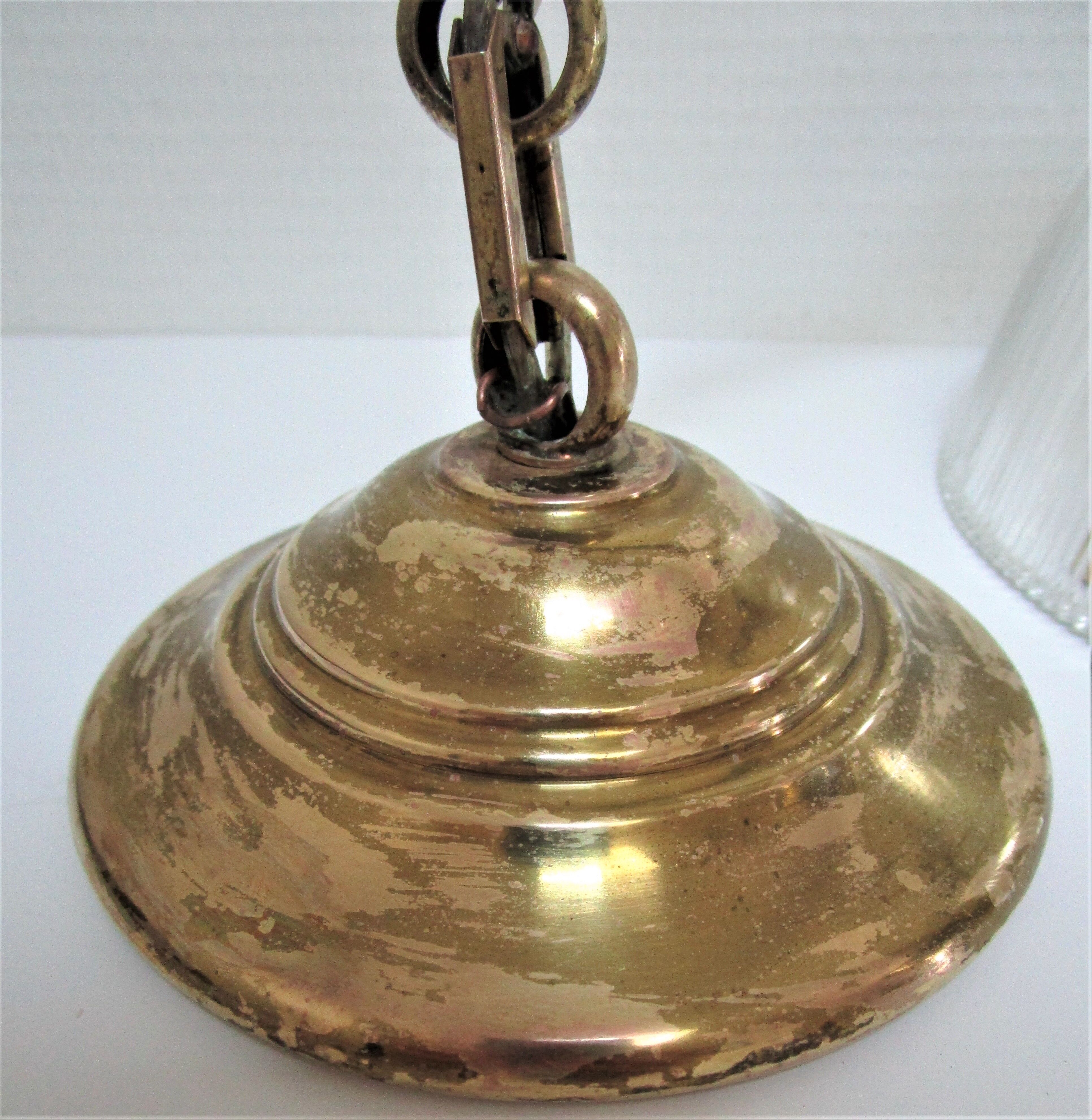 Suspension verre Holophane et laiton doré patiné vintage