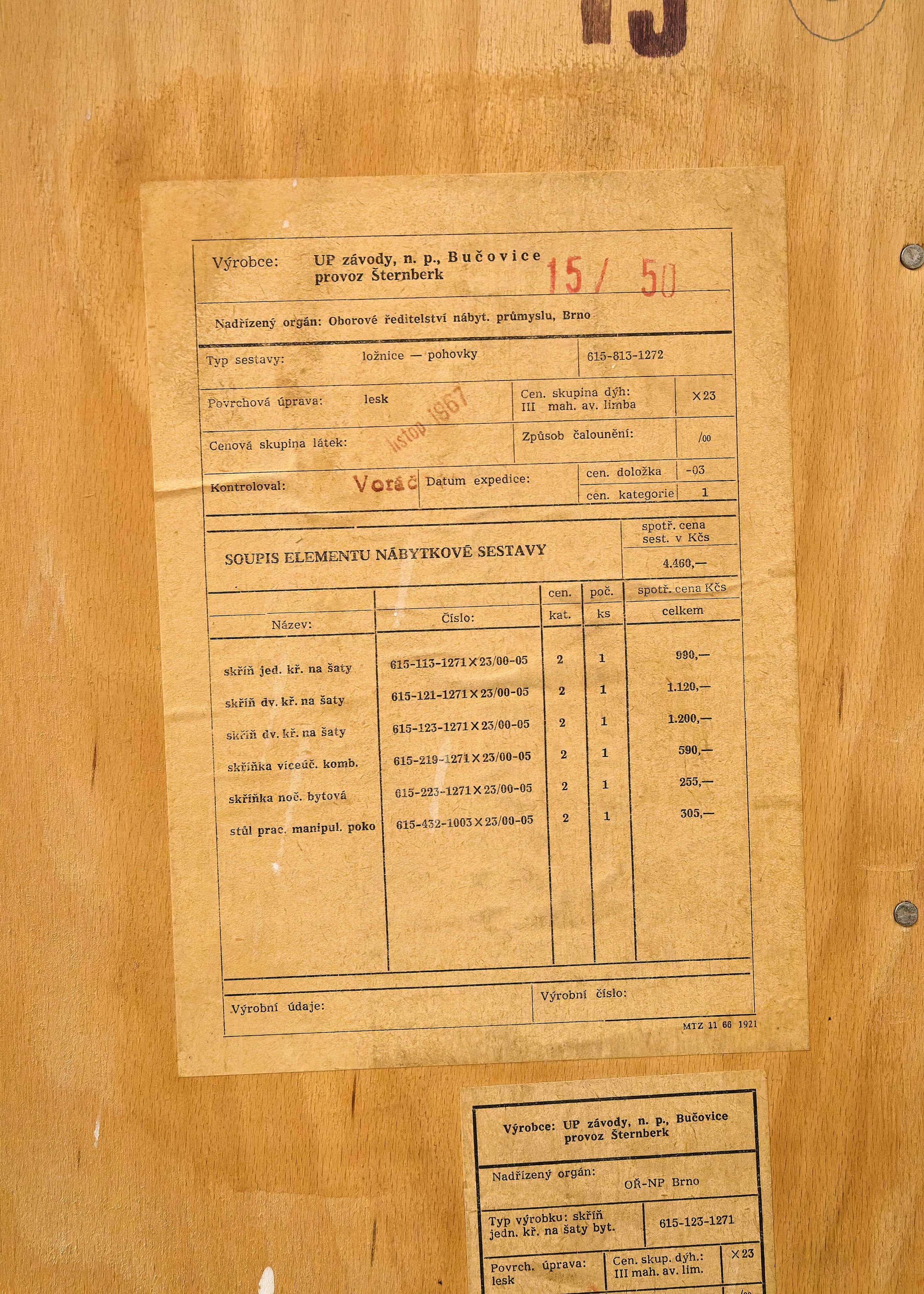 Armoire à deux portes conçue par Mojmír Požár, Tchécoslovaquie, années 1960.