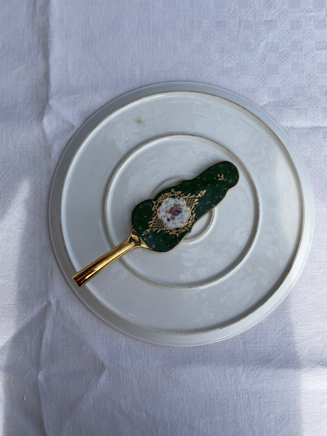 Pie dish with shovel