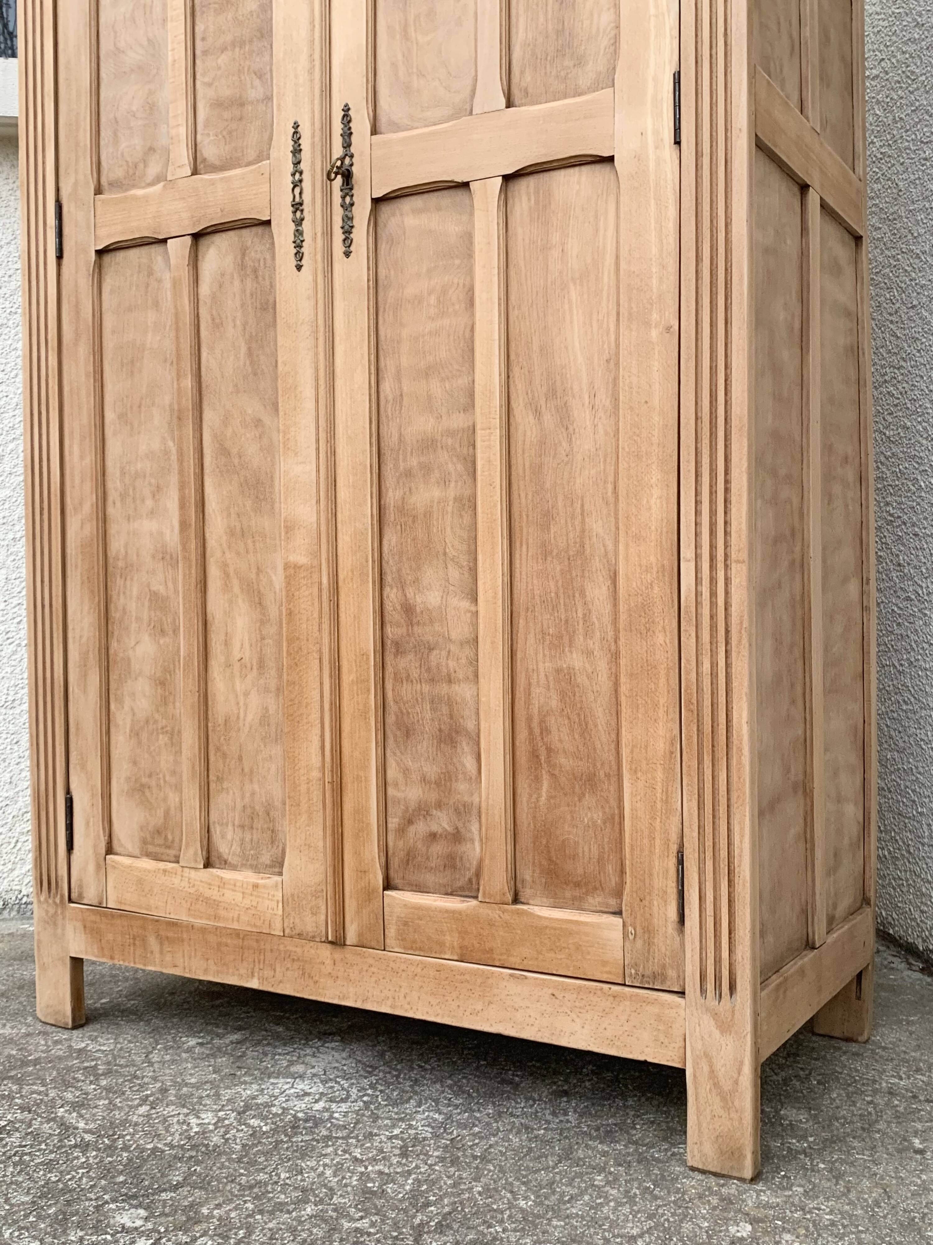 Armoire parisienne panneautée en bois brut, 1930