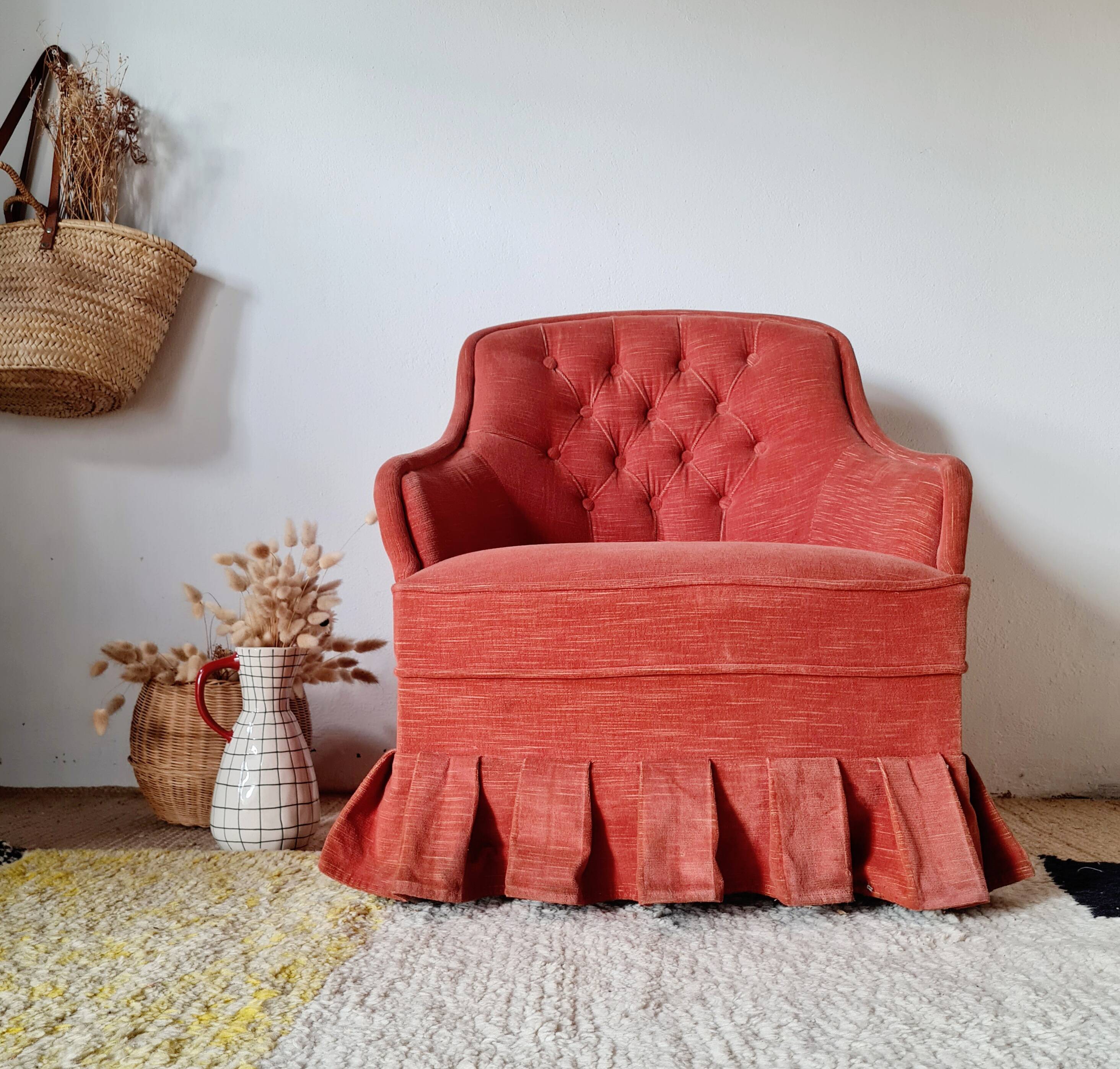 Fauteuil crapaud en velours rouge - jupe