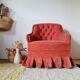 Fauteuil crapaud en velours rouge - jupe