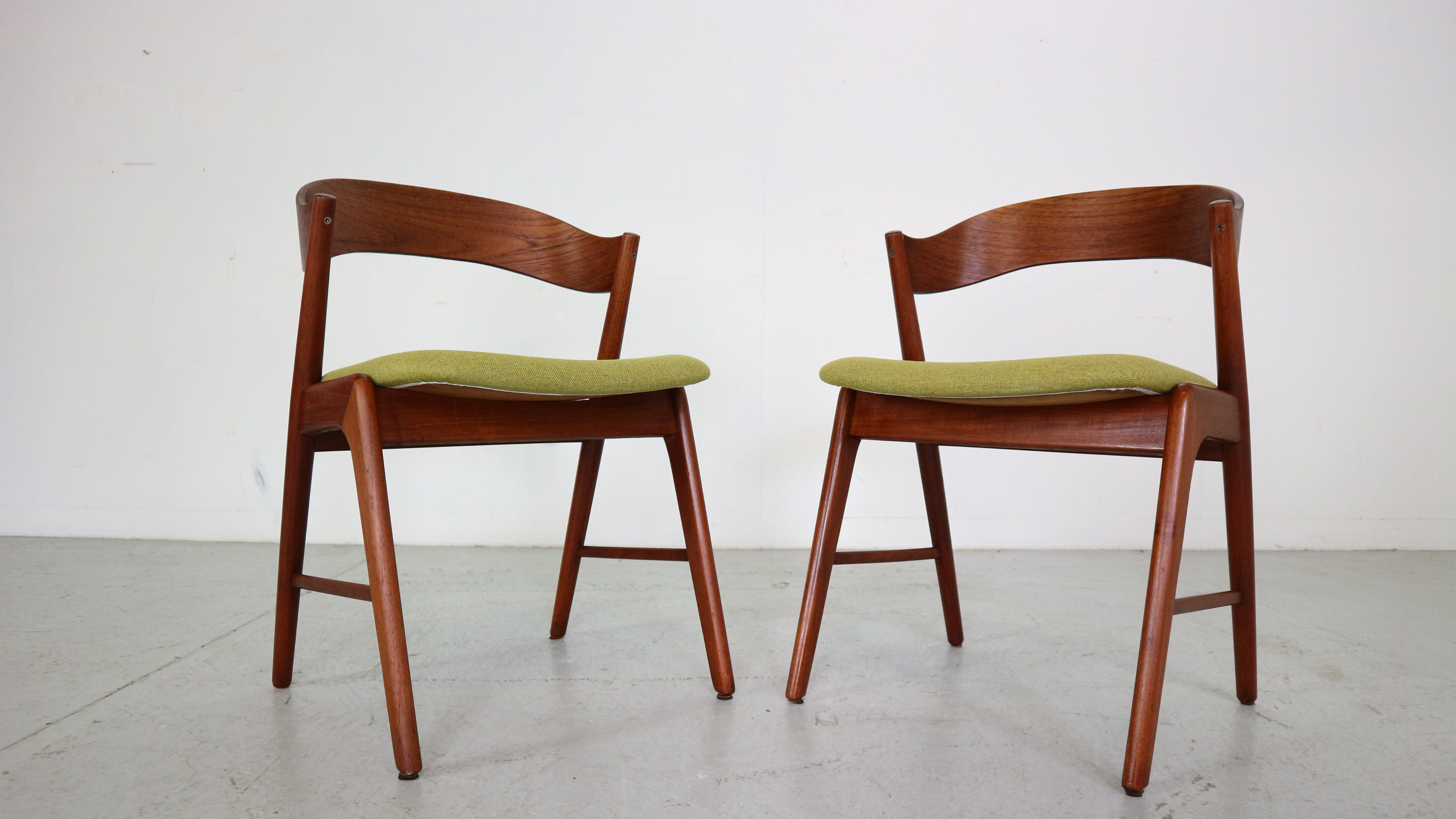 Mid- Century Set Of Two Organic Shape Teak Dinning Room Chairs, 1960 Denmark