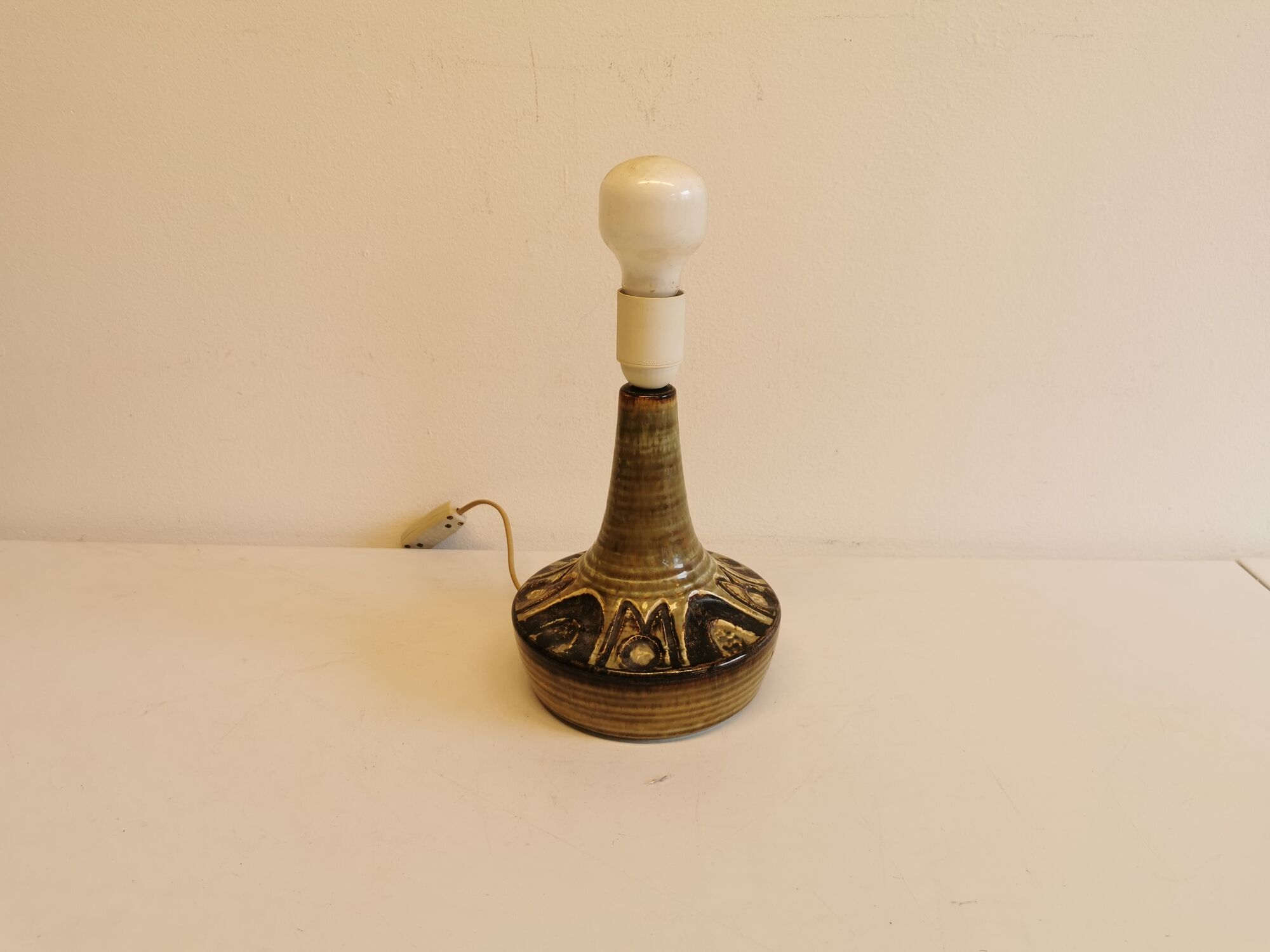 Lampe de table en céramique du danois Søholm dans de belles couleurs beige, vert et or.