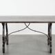 Table espagnole antique du début du XVIIIe siècle avec un pied en fonte.