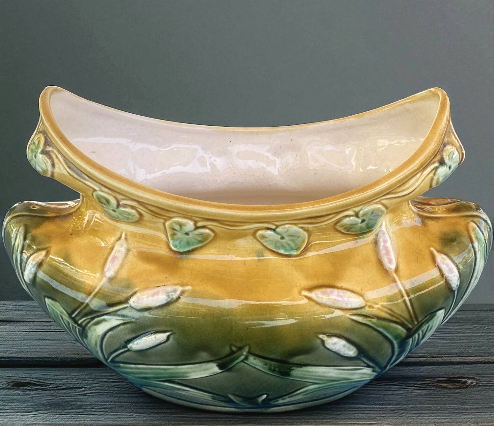 Ancienne jardinière en barbotine Art Nouveau