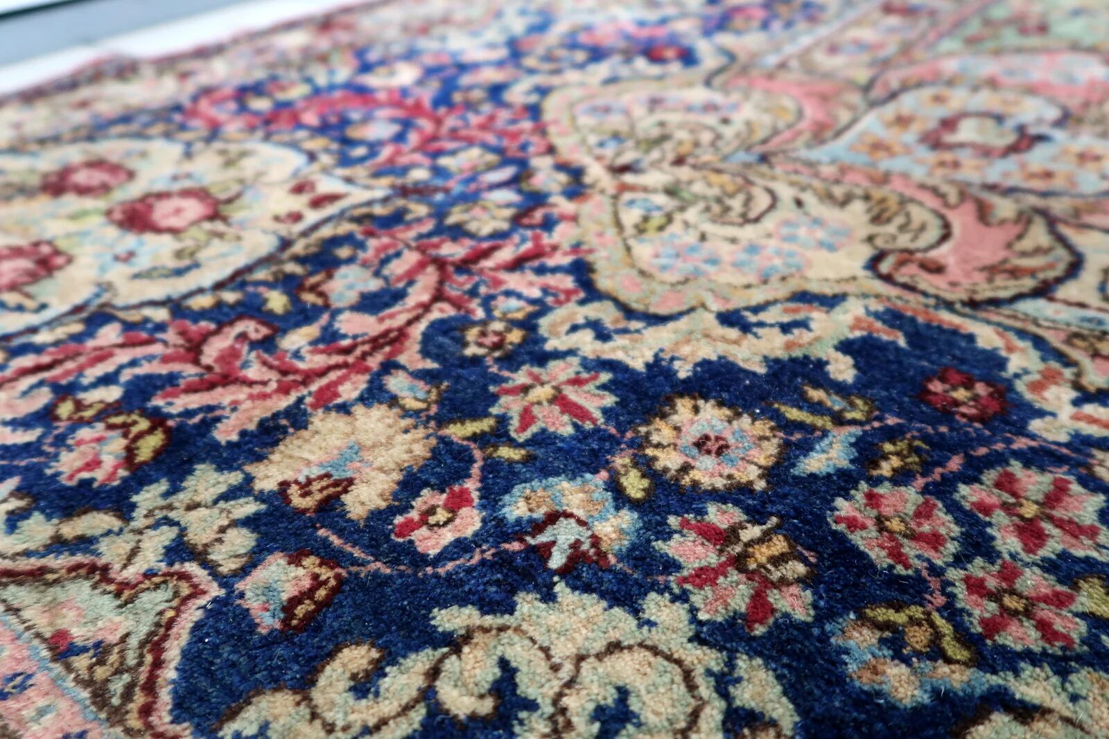 Antique 1920s Persian Kerman rug, floral medallion, red field, 273cm x 362cm