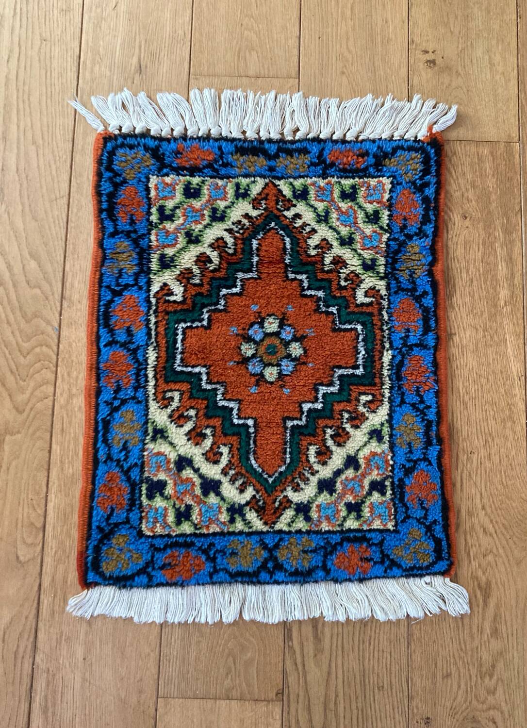 Oriental rug in hand-woven wool from the 20th century
