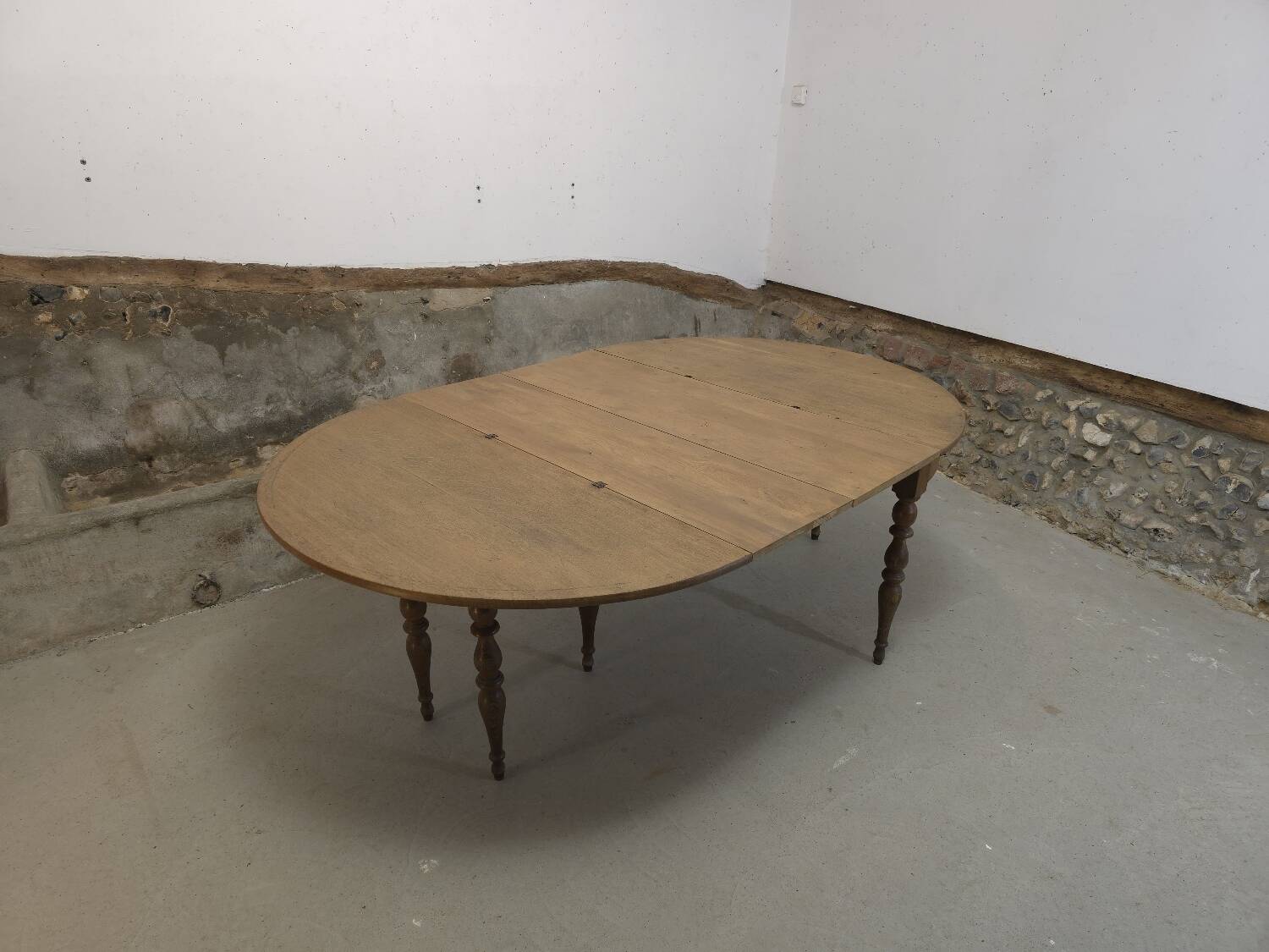 Extendable half-moon round oak table for 2 to 8 people