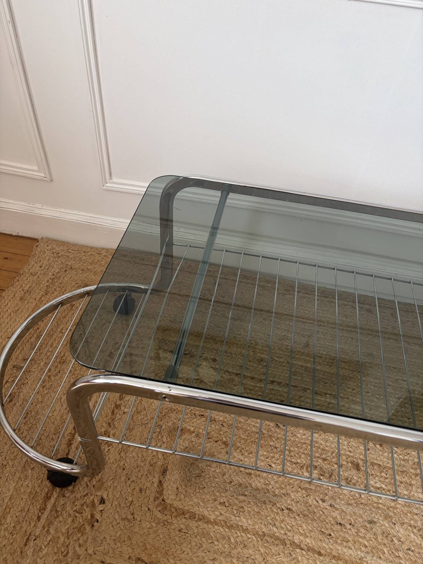 Table basse en métal et verre fumé 1970