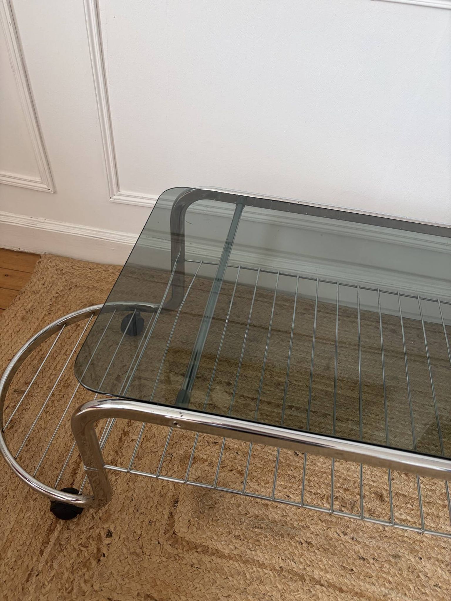 Table basse en métal et verre fumé 1970