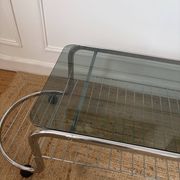 Table basse en métal et verre fumé 1970