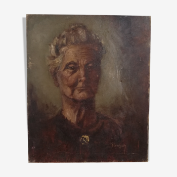 Portrait of elderly woman