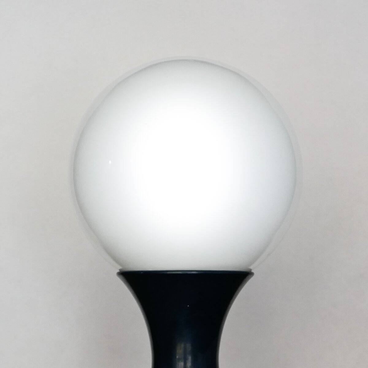 Grande lampe de table en forme de champignon en verre opalin blanc par Stilnovo, années 60