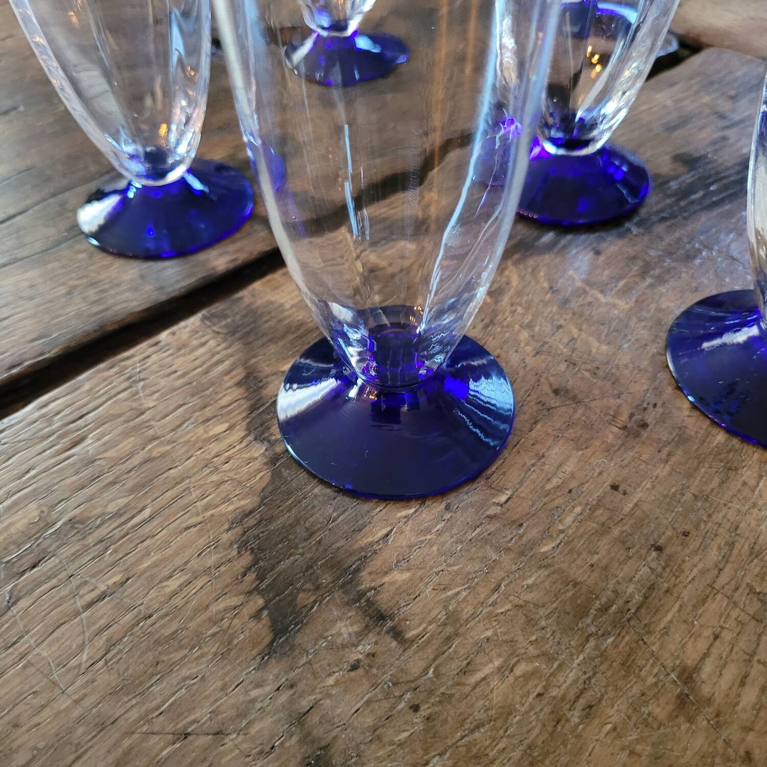 7 flûtes à champagne facettées – pied bleu cobalt – années 70