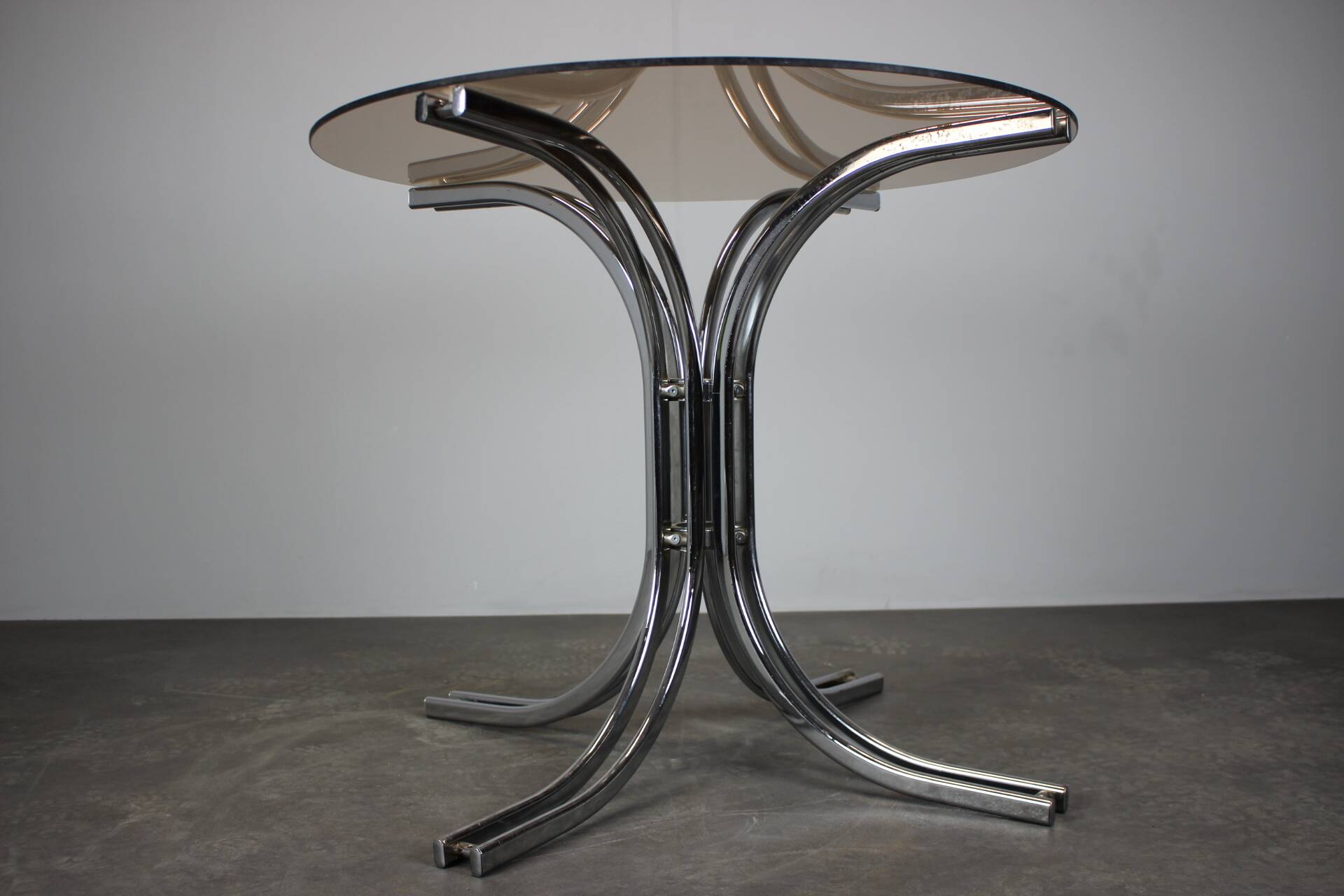 Round chrome and glass dining table / Italy, 1980s