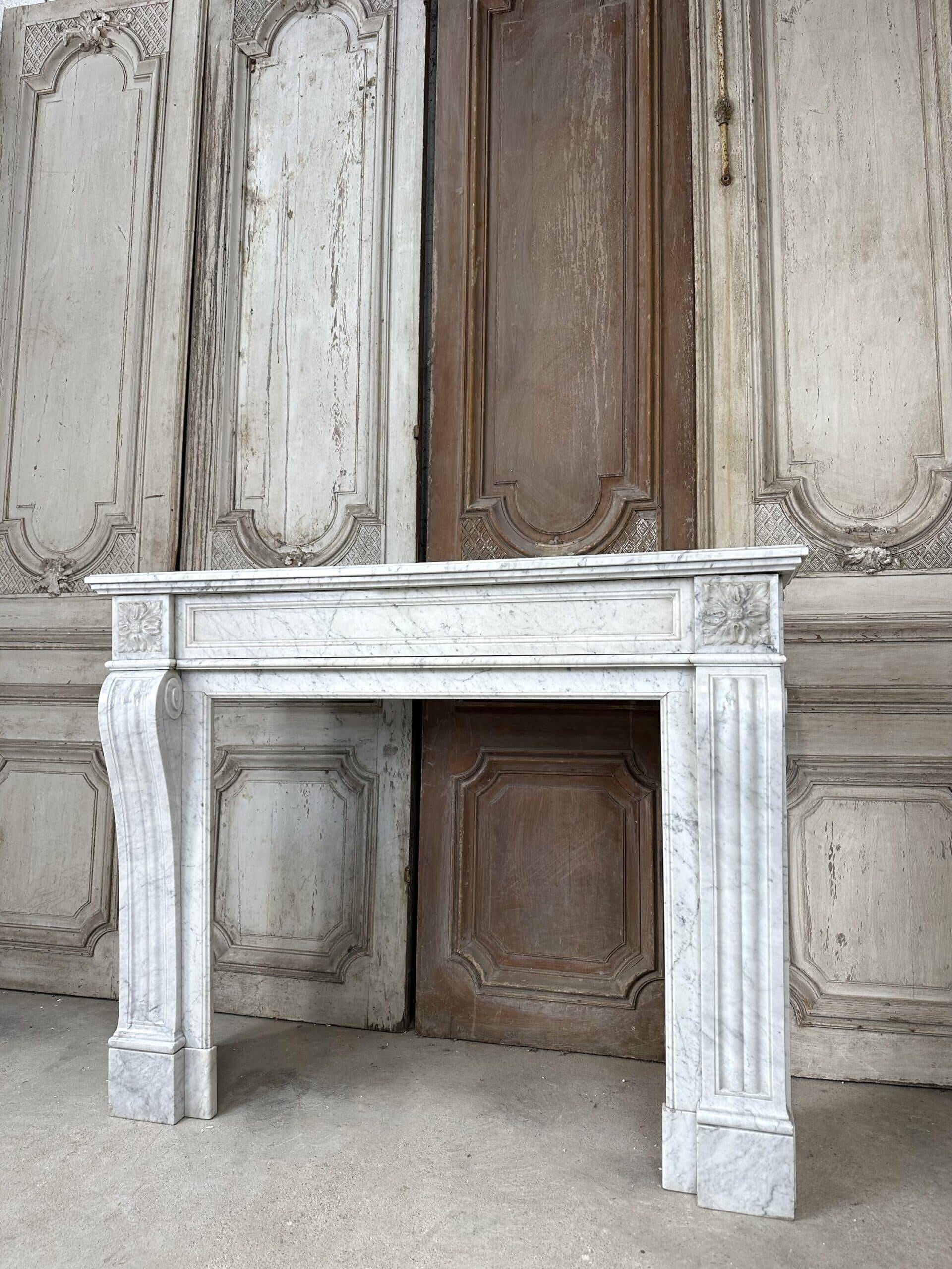 Cheminée en marbre blanc de carrare style Louis XVI vers 1890
