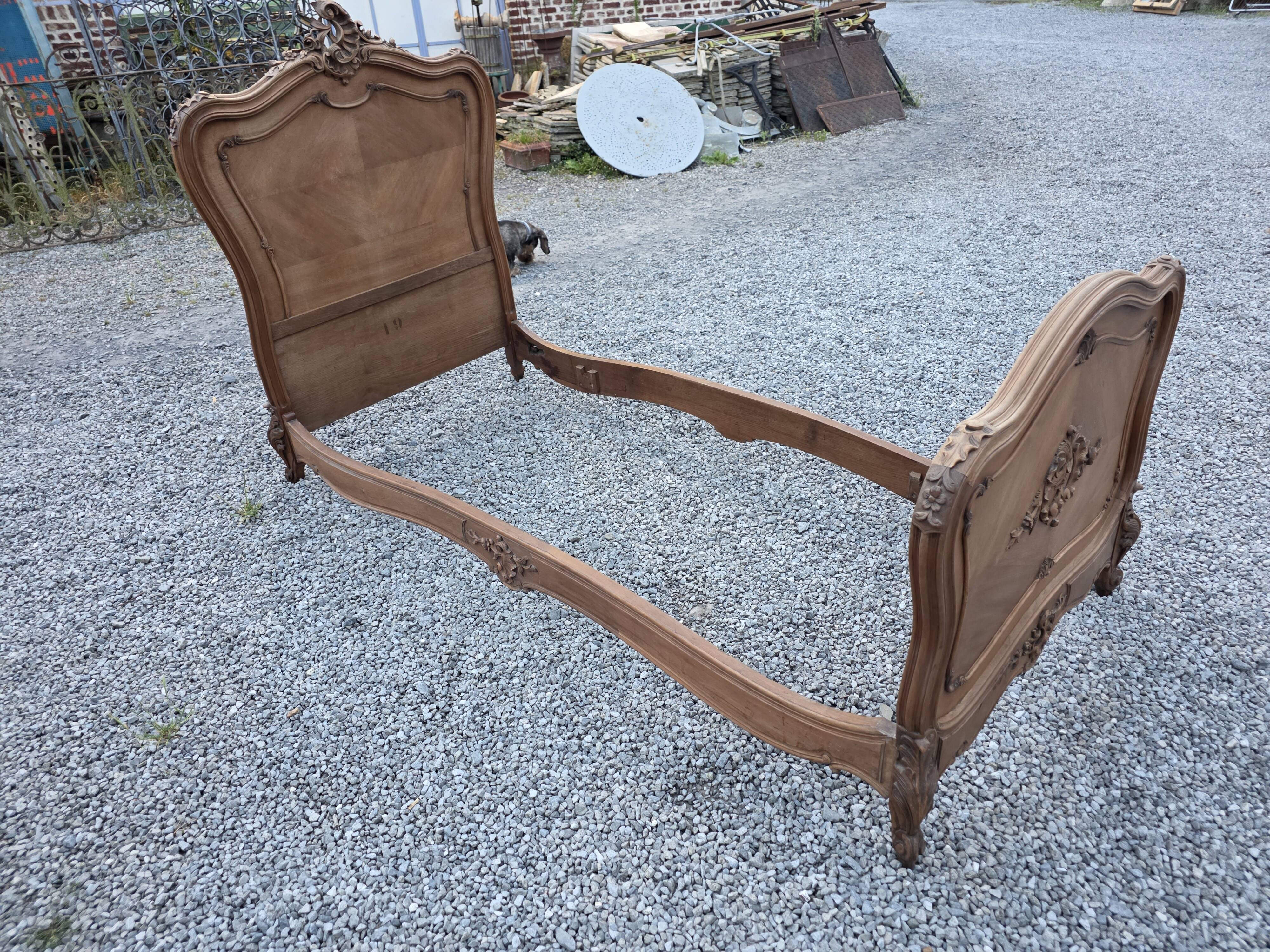 Lit style Louis XV en noyer (1 personne)