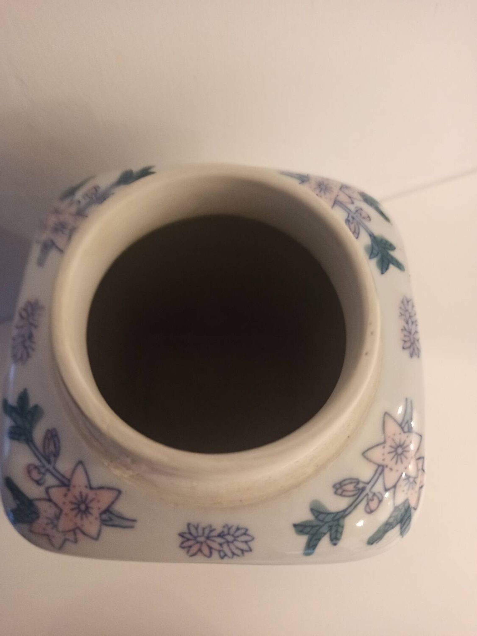 Bonbonnière à motifs asiatiques en porcelaine