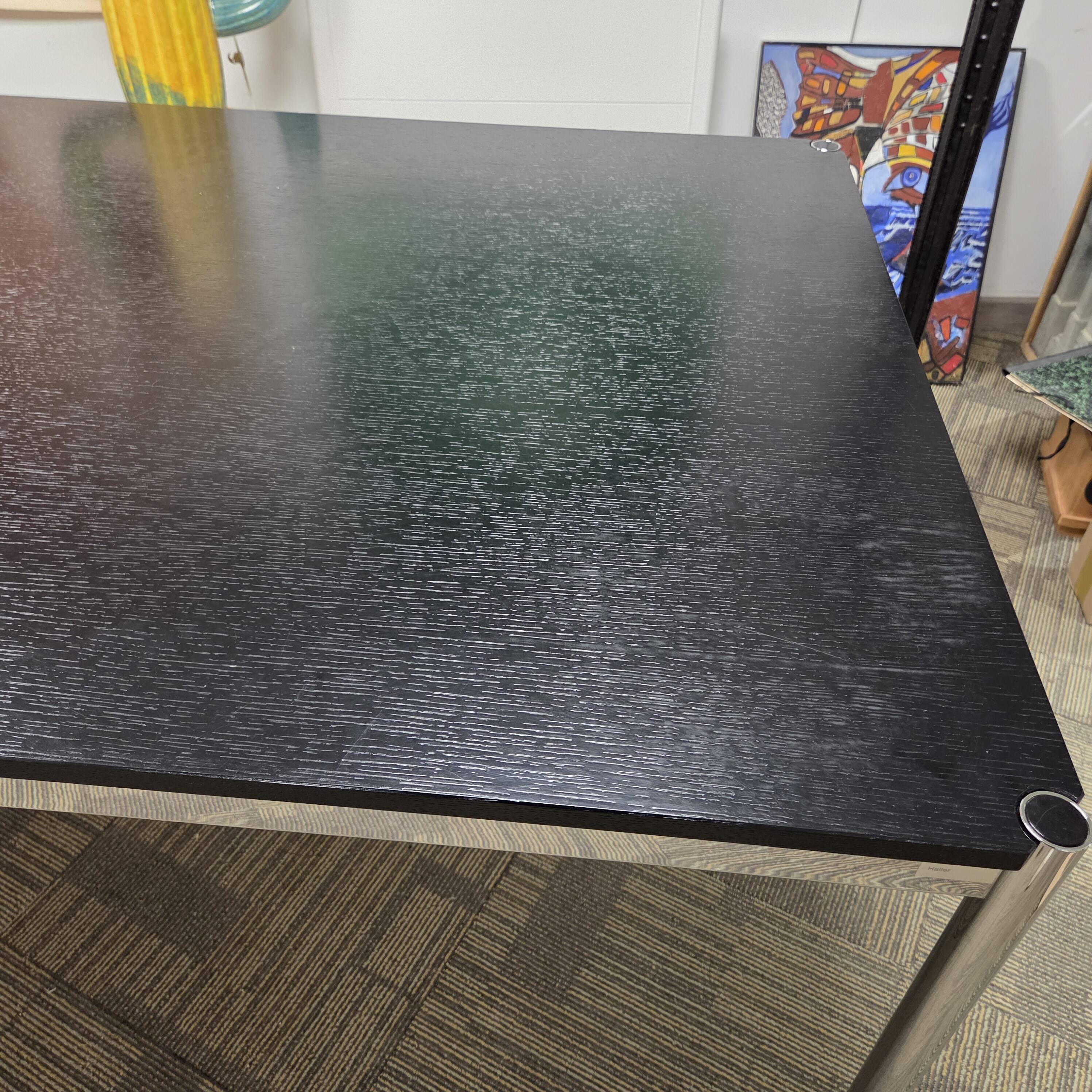Table bureau USM Haller – plateau plaqué chêne noir