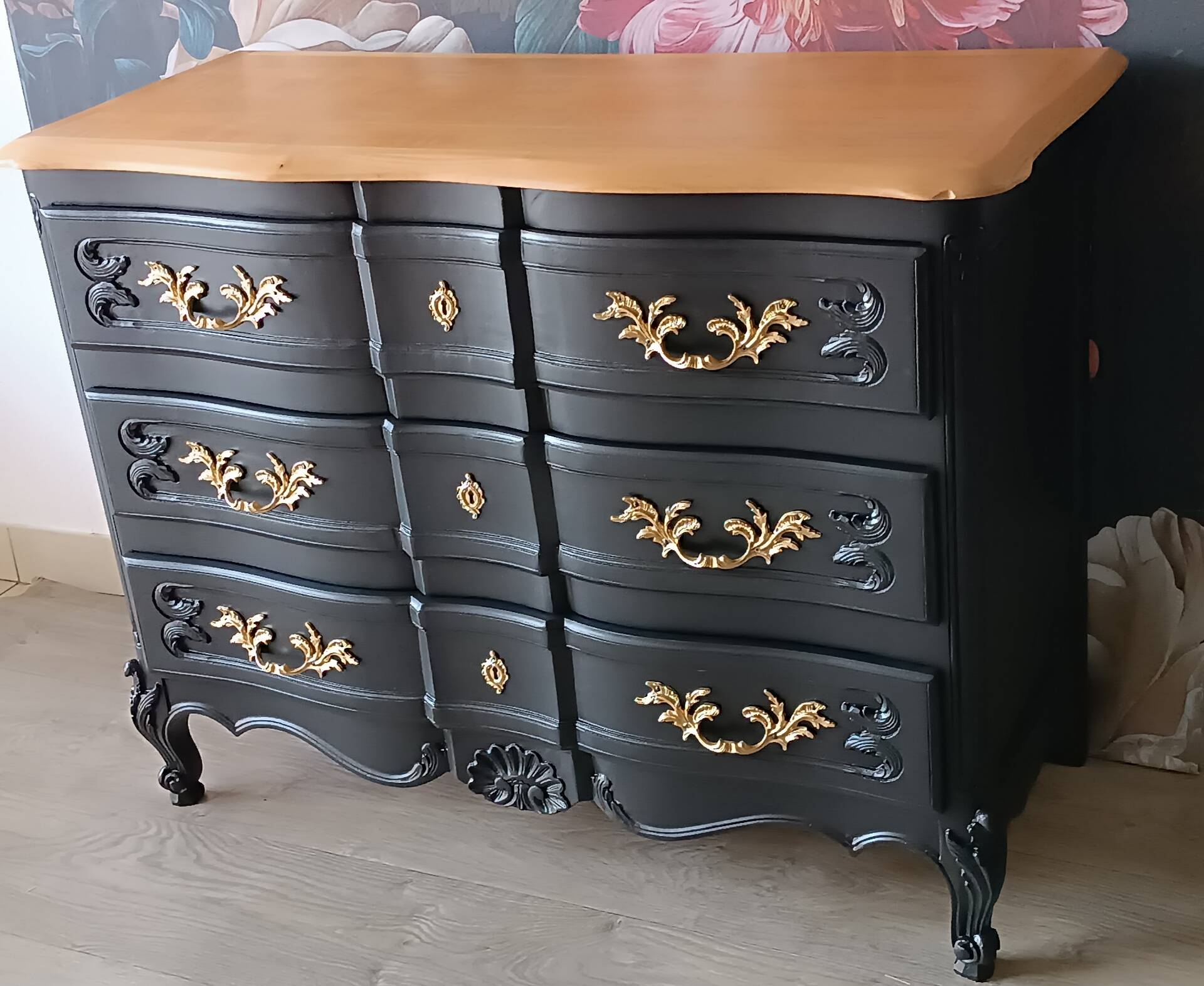 Commode arbalète galbée de style Louis XV