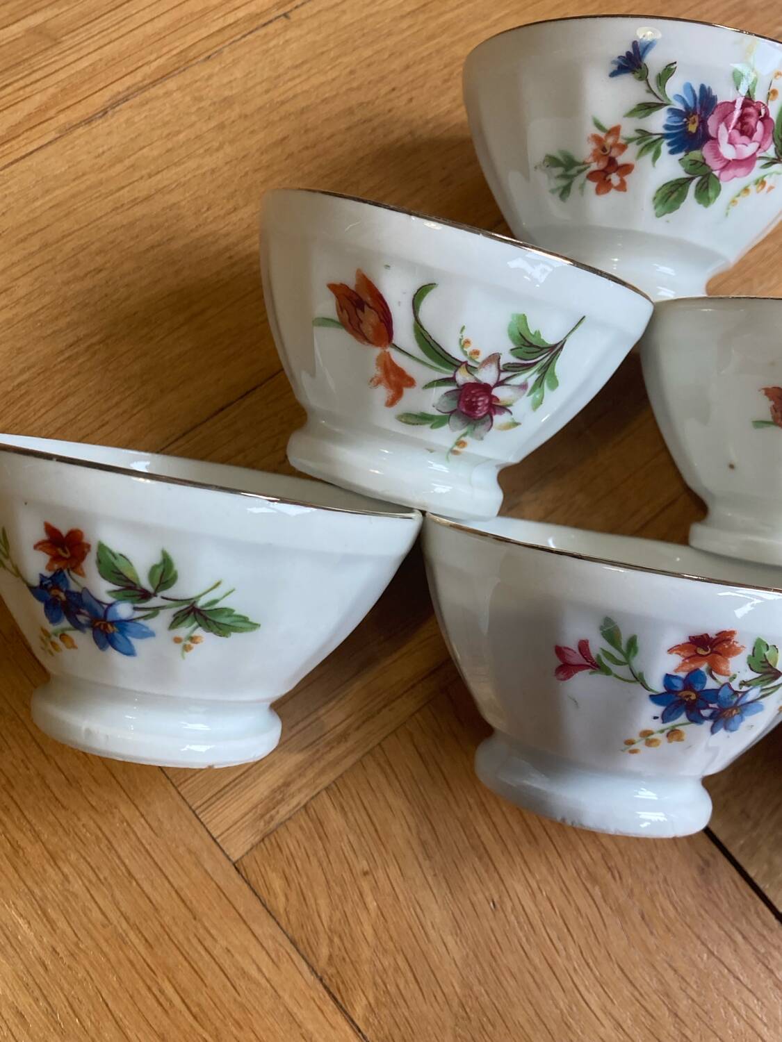 Bols à facette et piédouche décor fleurs