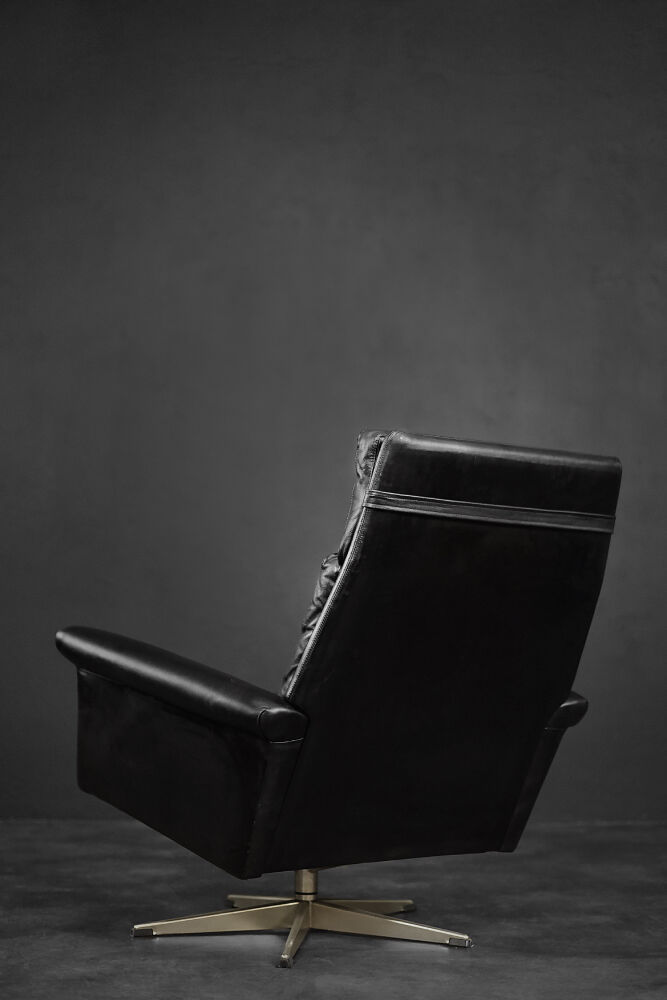 Mid-century danish modern minimalist black leather swivel armchair by georg thams, 1960s