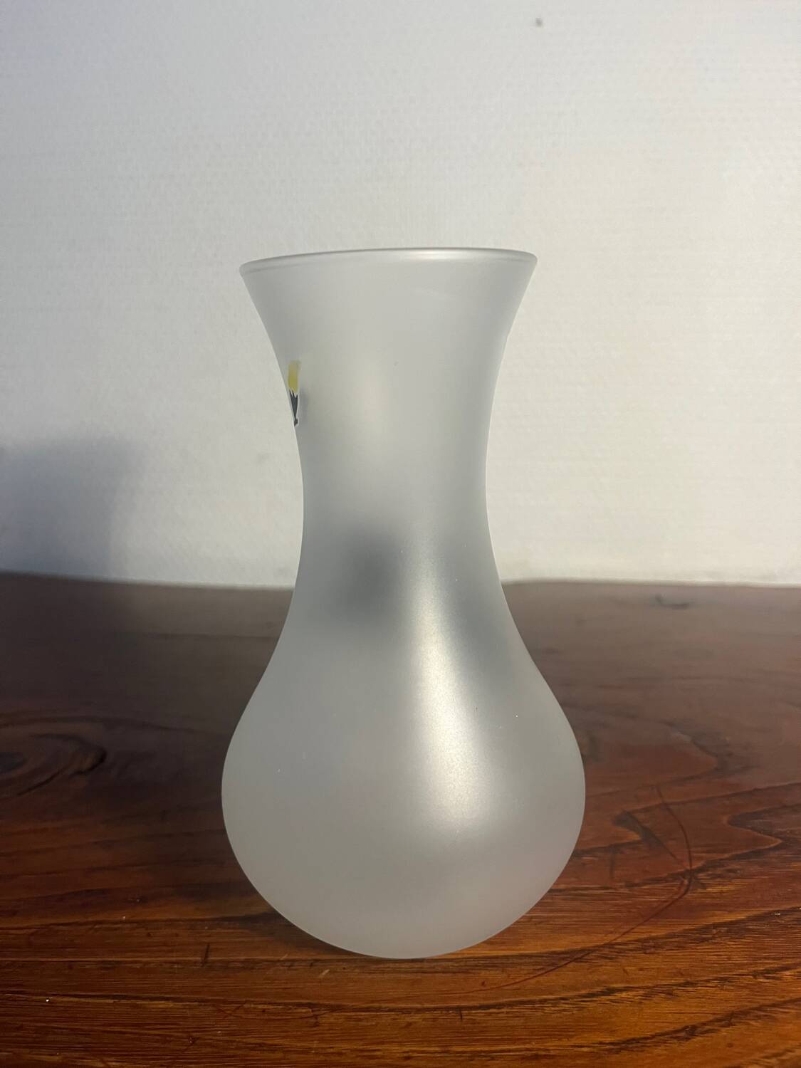 Duo vase en verre dépoli à fleurs noire et rose années 1980