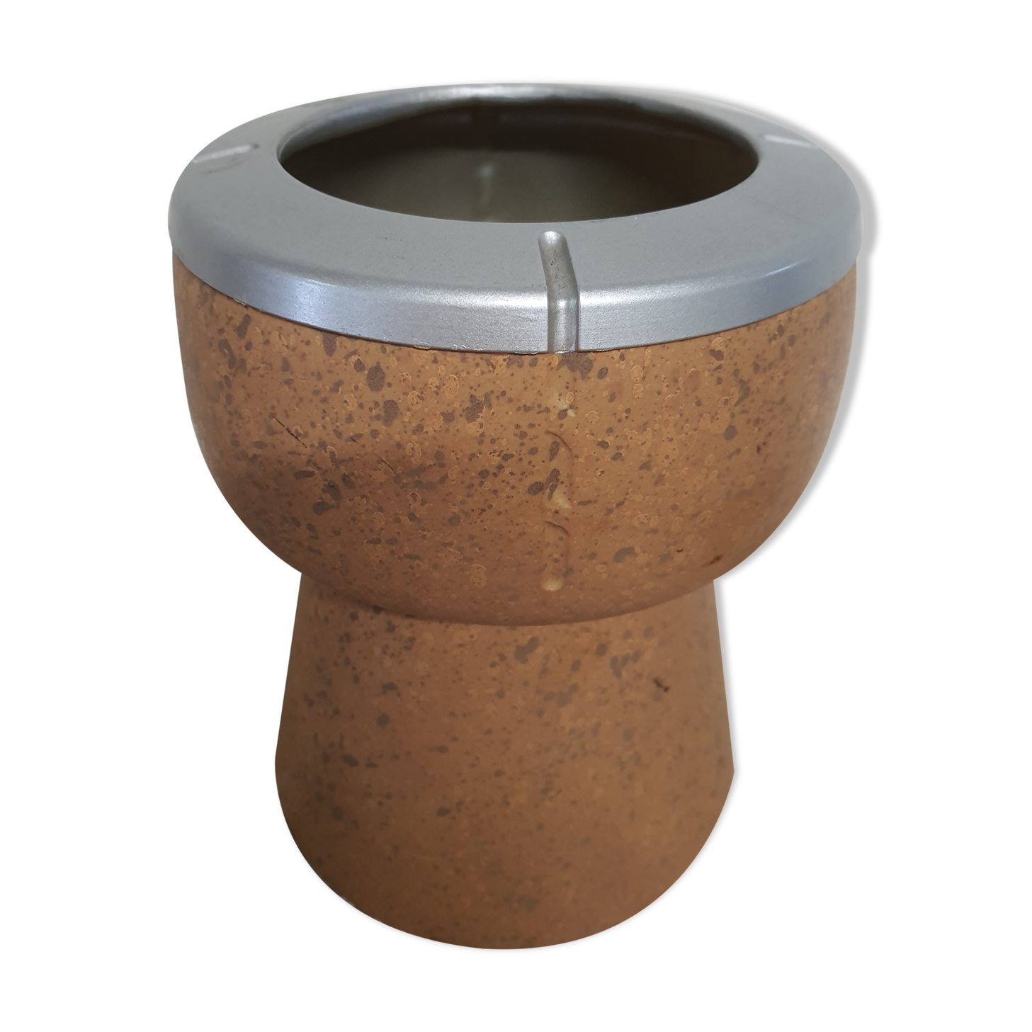 Bucket has champagne shape field cap