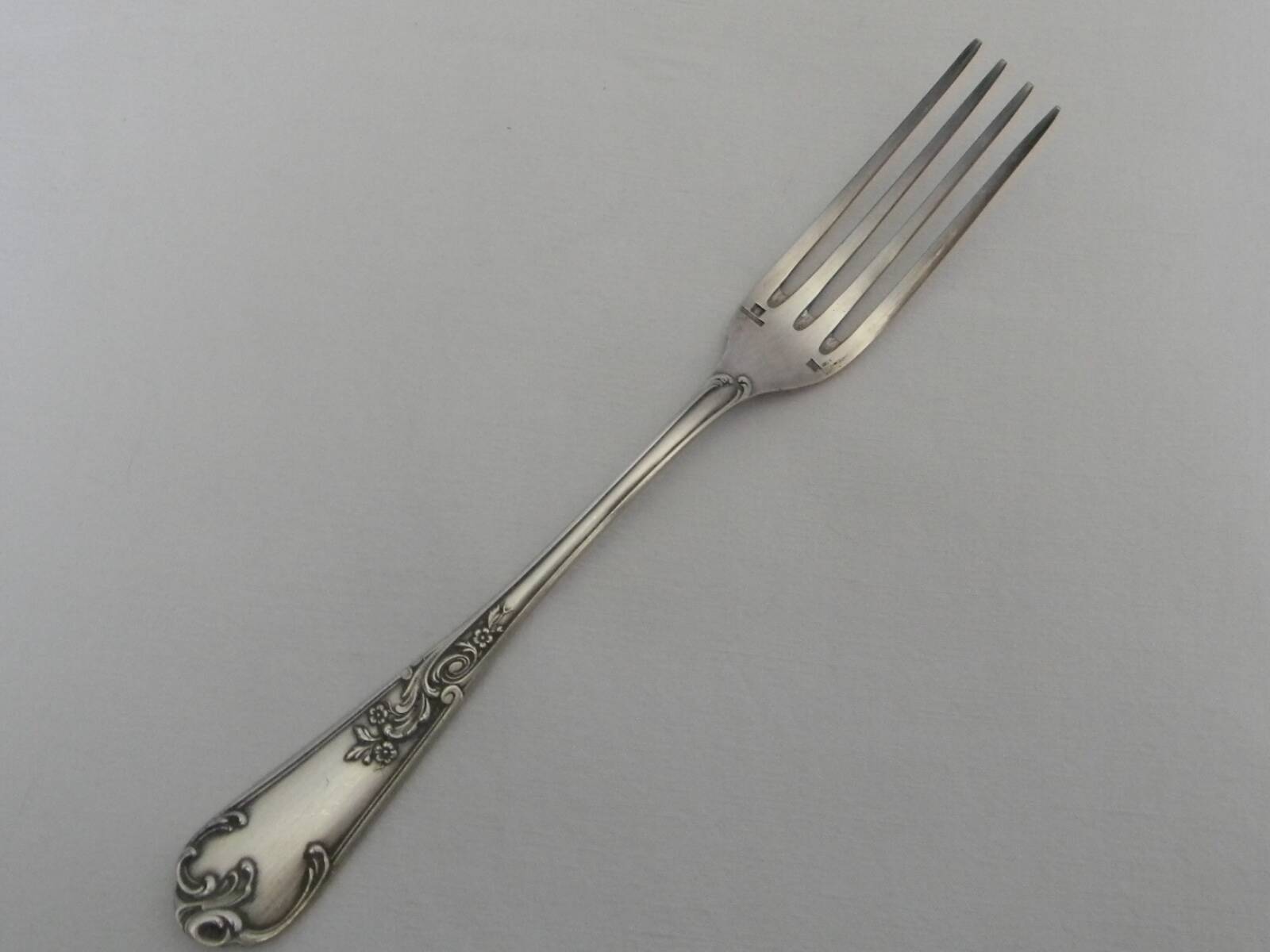 Lot de 12 fourchettes en métal argenté saint medard.