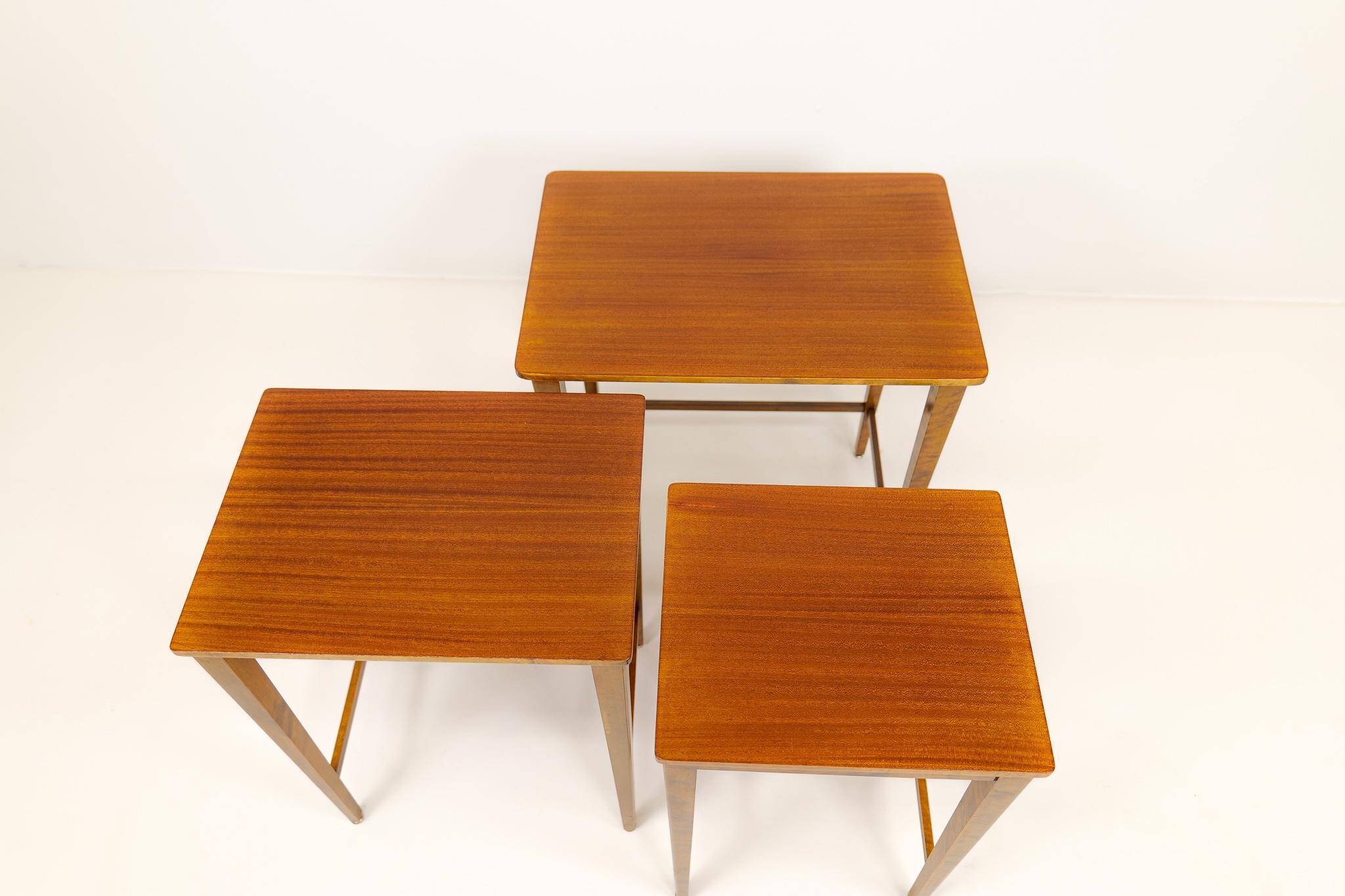Tables gigognes Art déco en acajou et bouleau teinté, NK Suède, années 1940