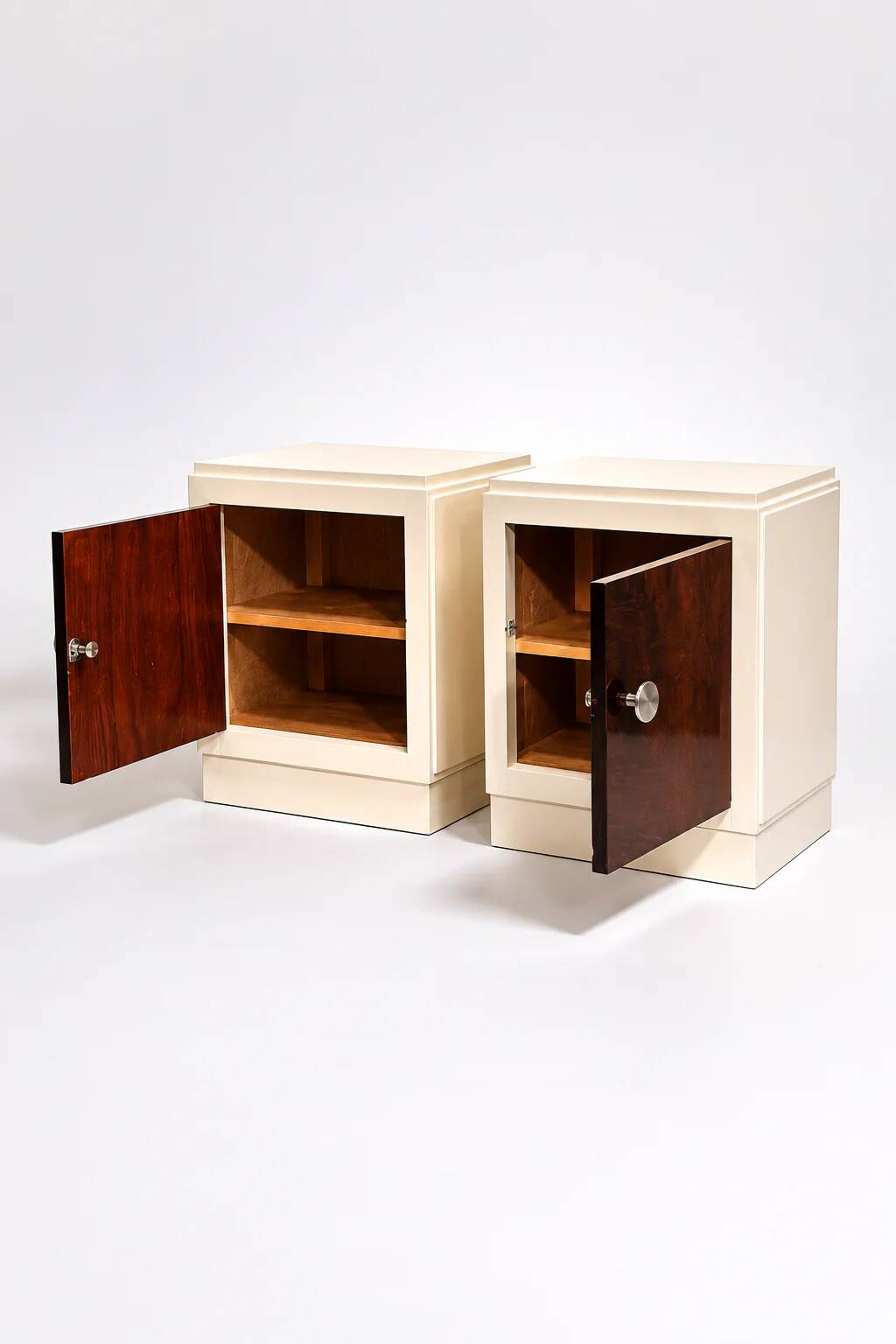 Paire de tables de nuit modernistes Art Déco tardif