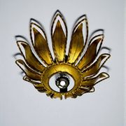Applique ou luminaire de plafond en fer doré en forme de soleil espagnol, vers 1960.