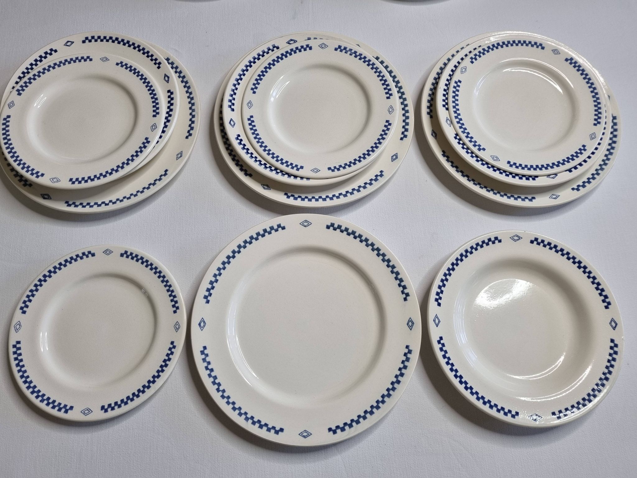Service of 18 vintage dessert, hollow and flat plates with checkerboard pattern, 1950s