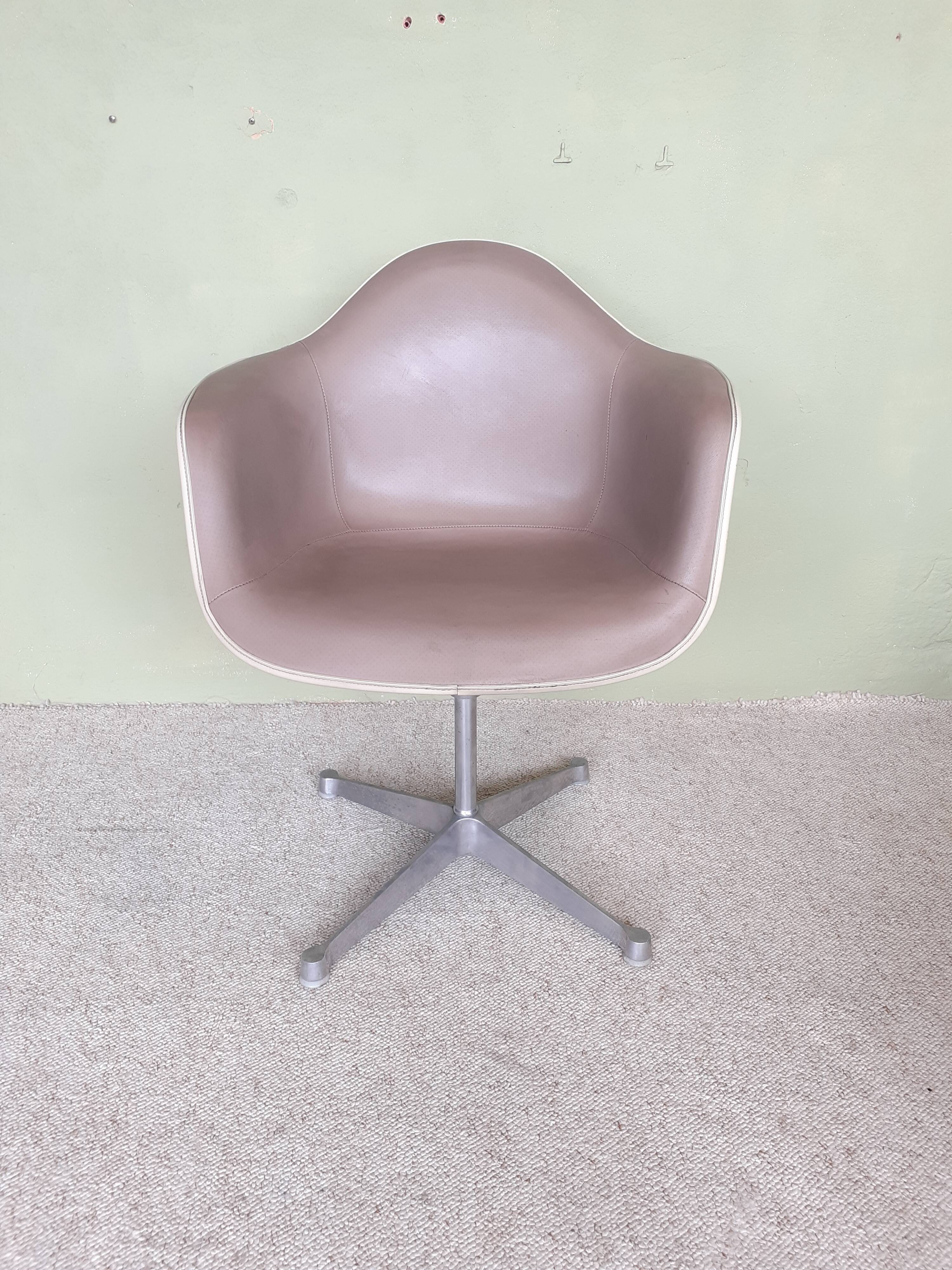 Swivel and adjustable office chair by Charles and Ray Eames, ed. Herman Miller