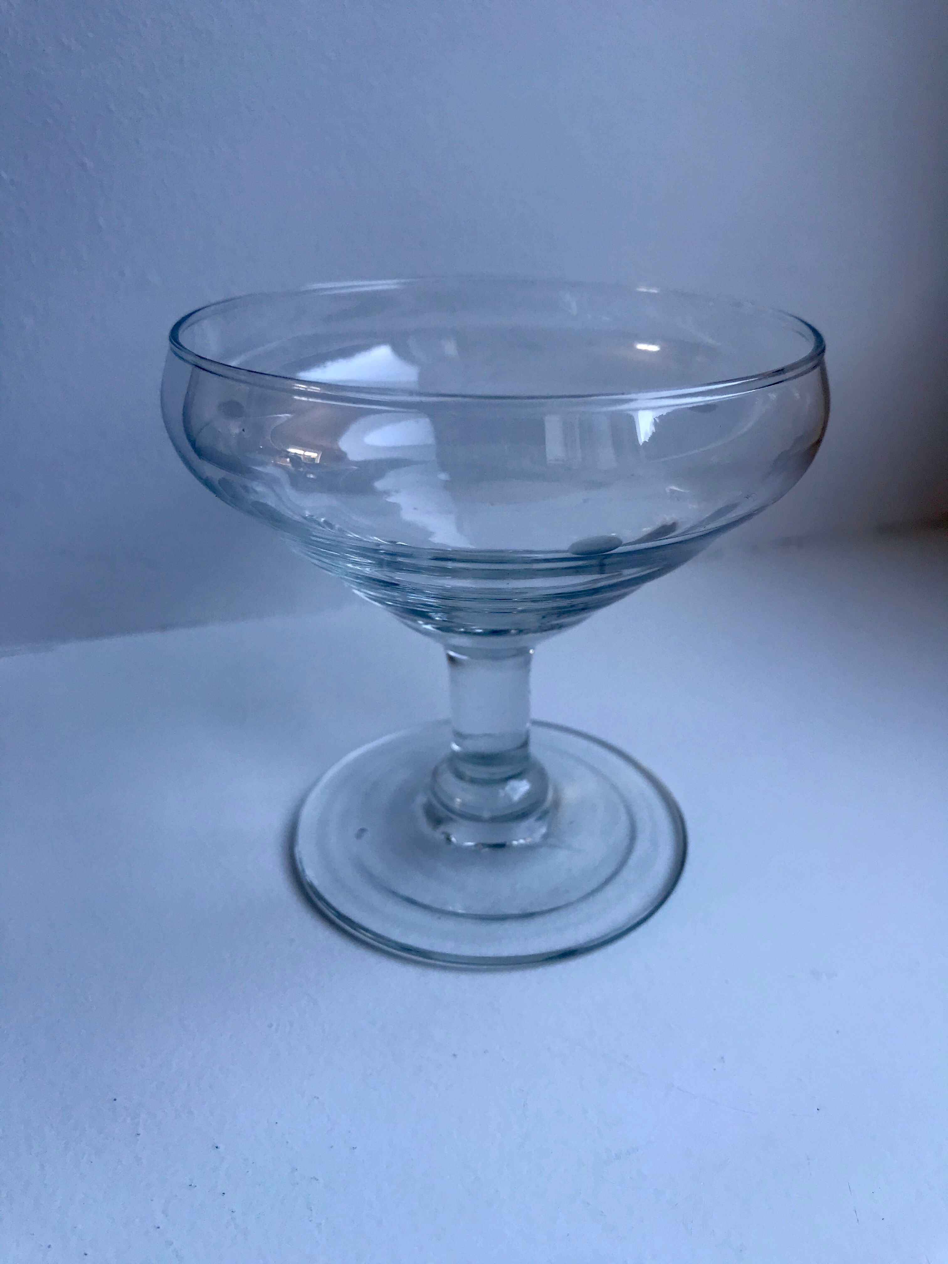Set of 8 champagne glasses in crystal engraved 50s