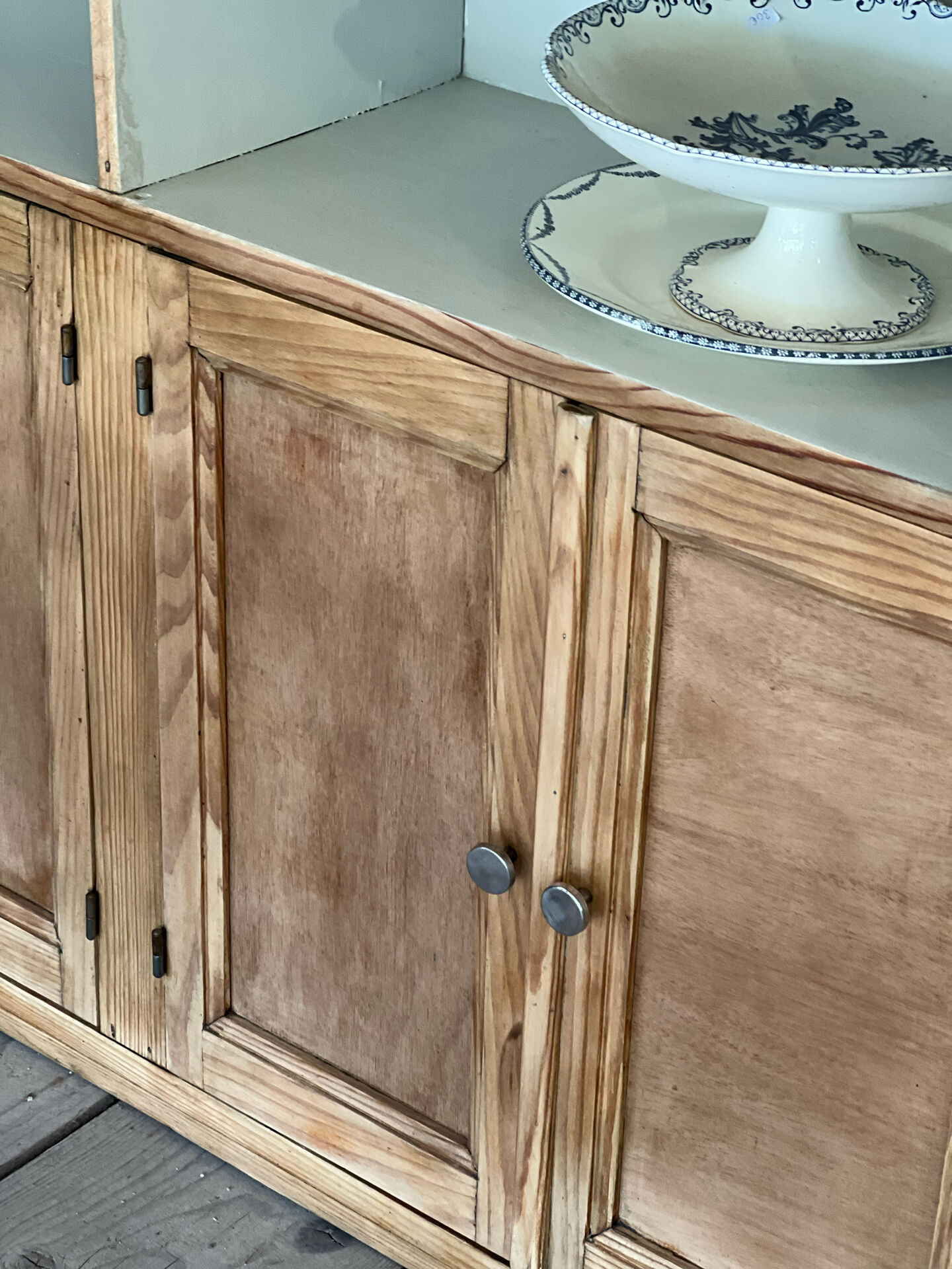 Library / dresser